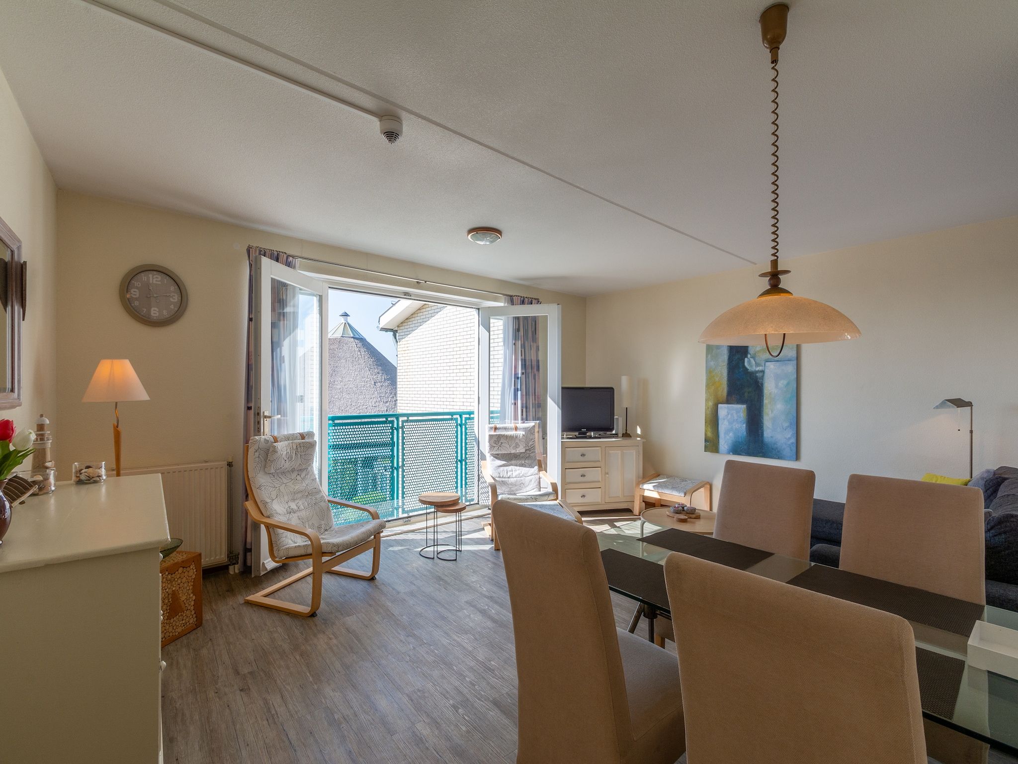 De eetkamer van Strandslag 189 in Julianadorp aan Zee