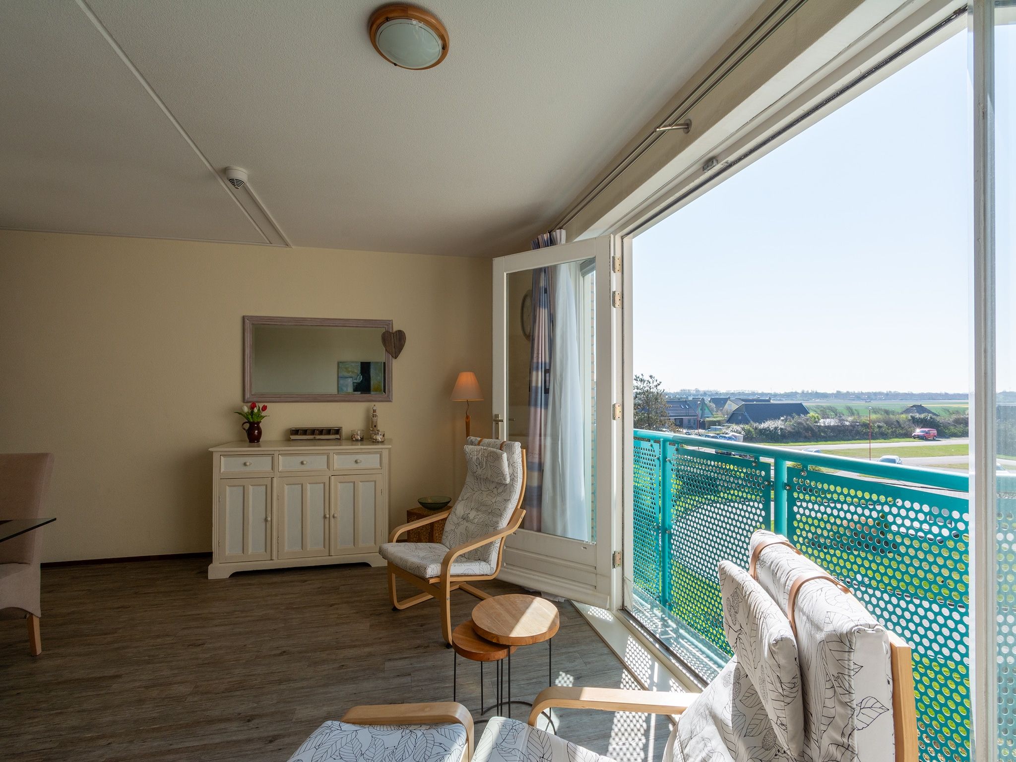 De woonkamer van Strandslag 189 in Julianadorp aan Zee