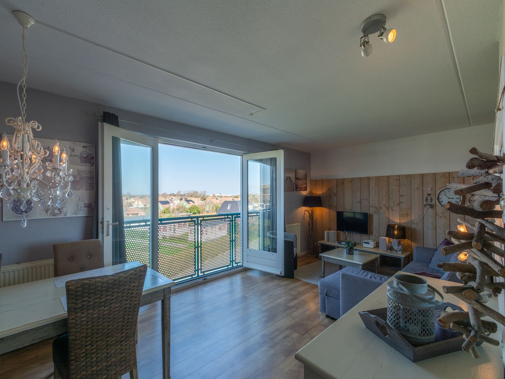De woonkamer van Strandslag 193 in Julianadorp aan Zee