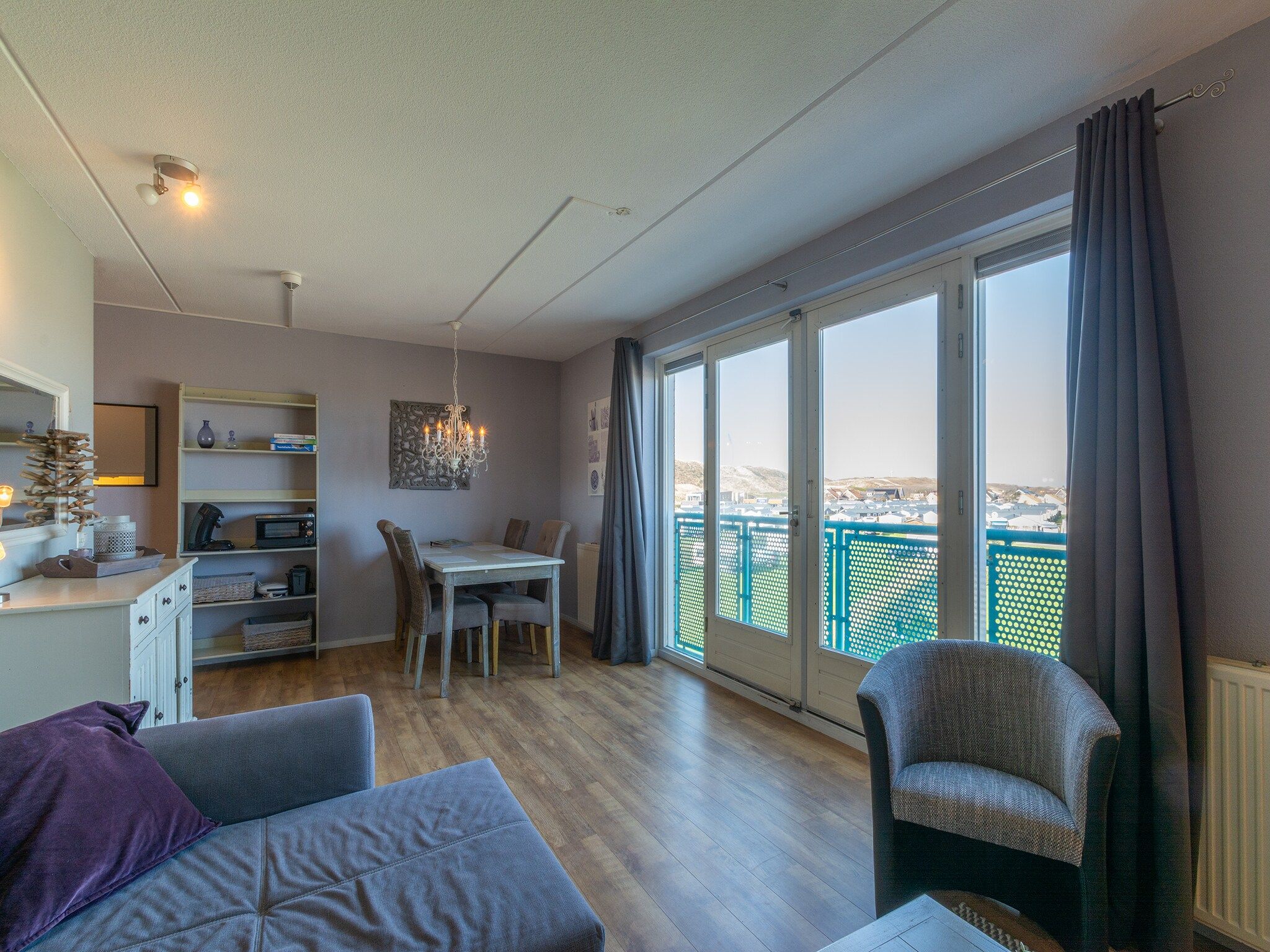 De eetkamer van Strandslag 193 in Julianadorp aan Zee