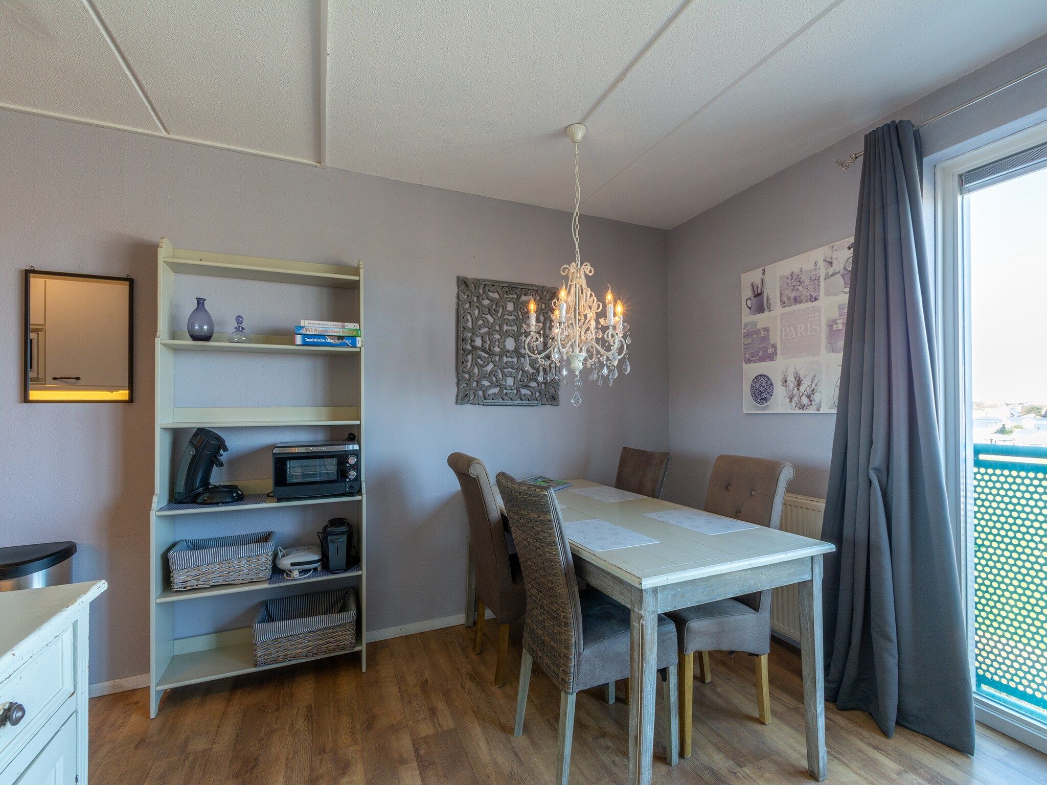 De eetkamer van Strandslag 193 in Julianadorp aan Zee