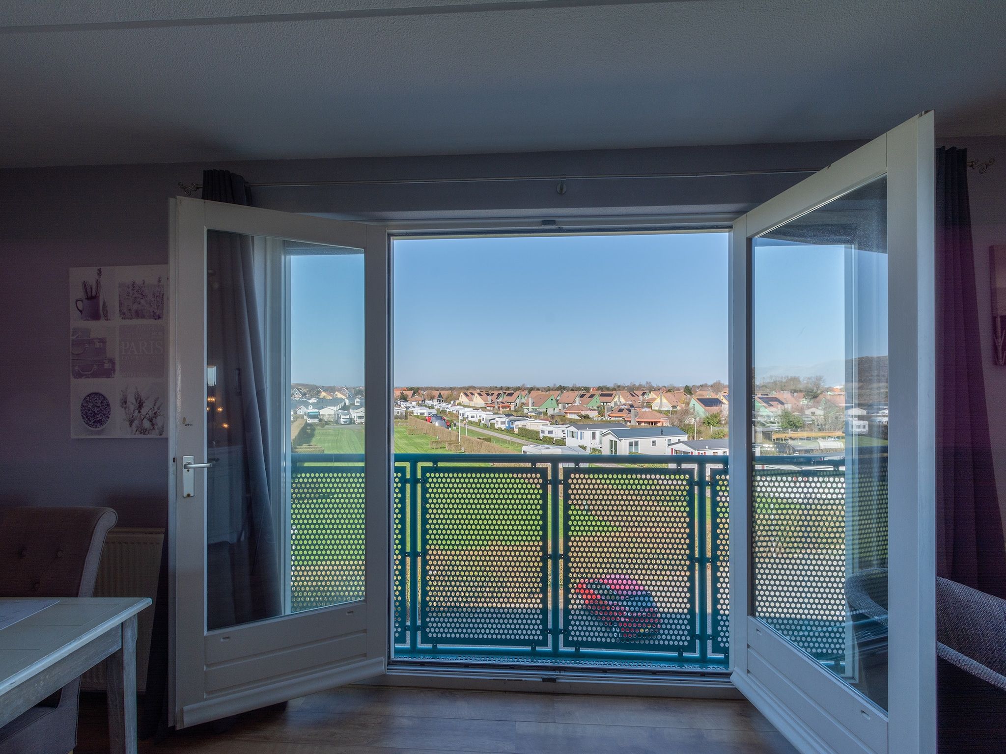 Het terras van Strandslag 193 in Julianadorp aan Zee