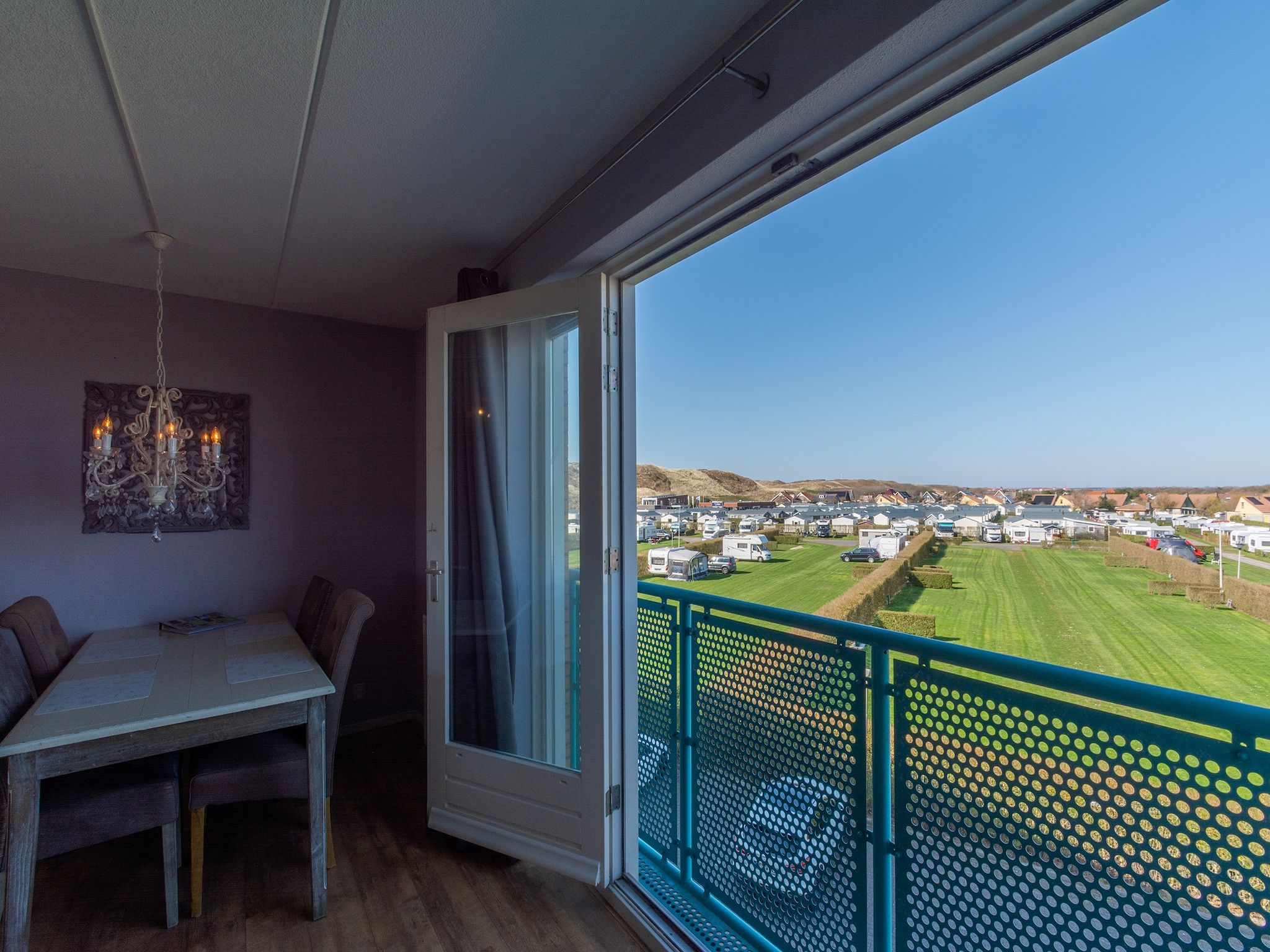 De eetkamer van Strandslag 193 in Julianadorp aan Zee