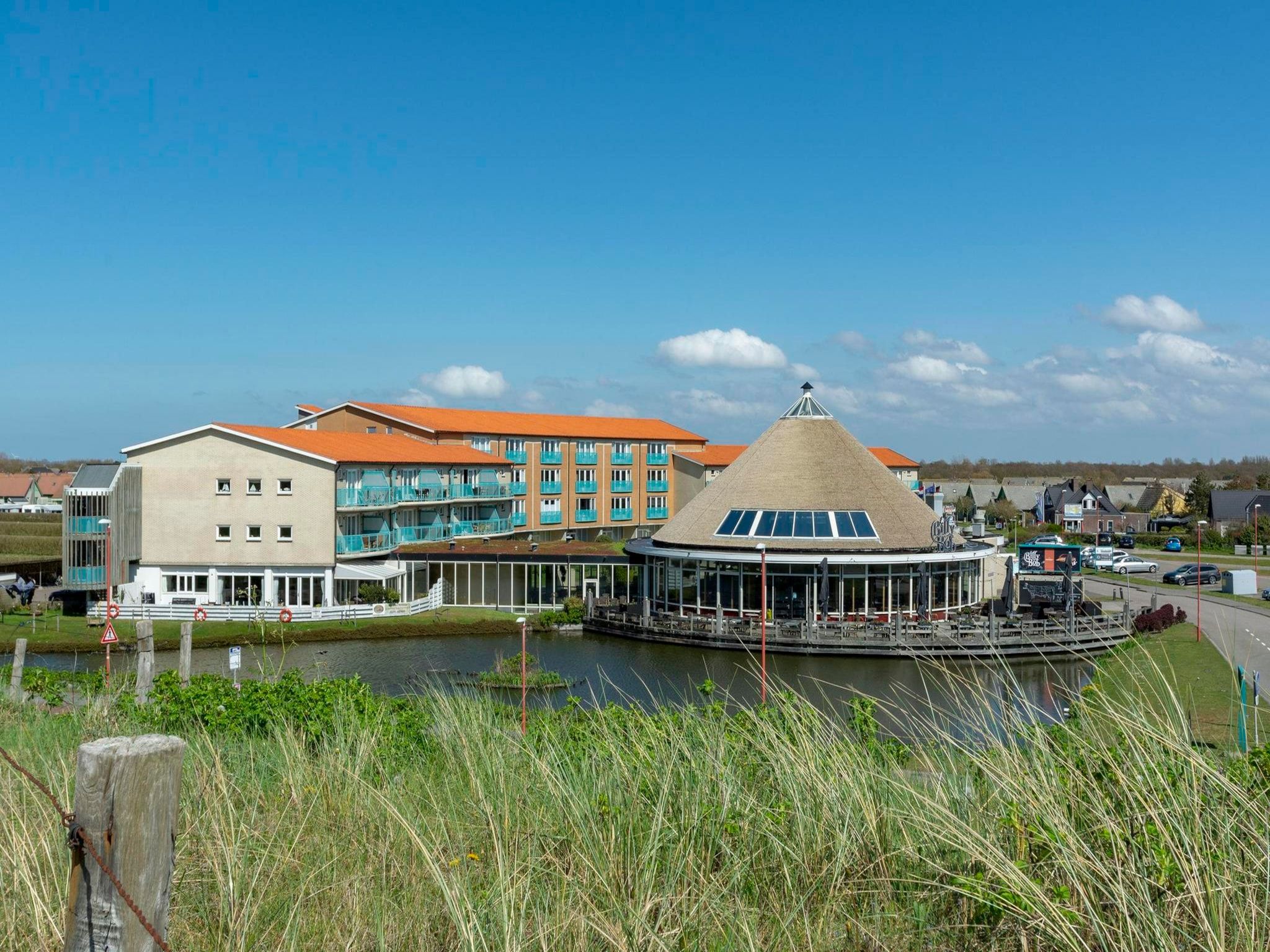 De buitenkant van Strandslag 195 in Julianadorp aan Zee