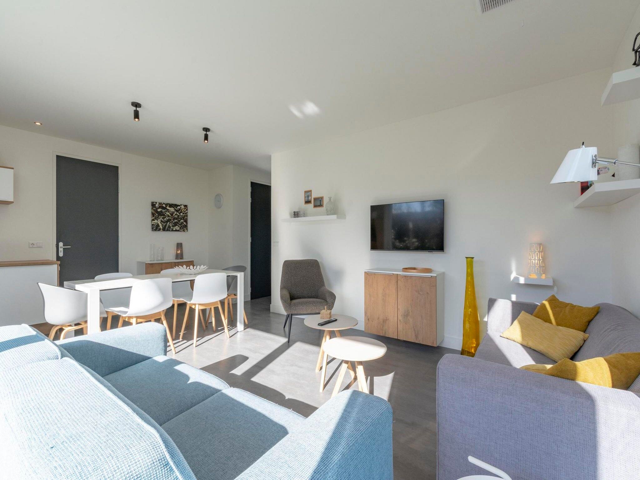 De woonkamer van Strandhuis Uitwaayer in Sint Maartensvlotbrug