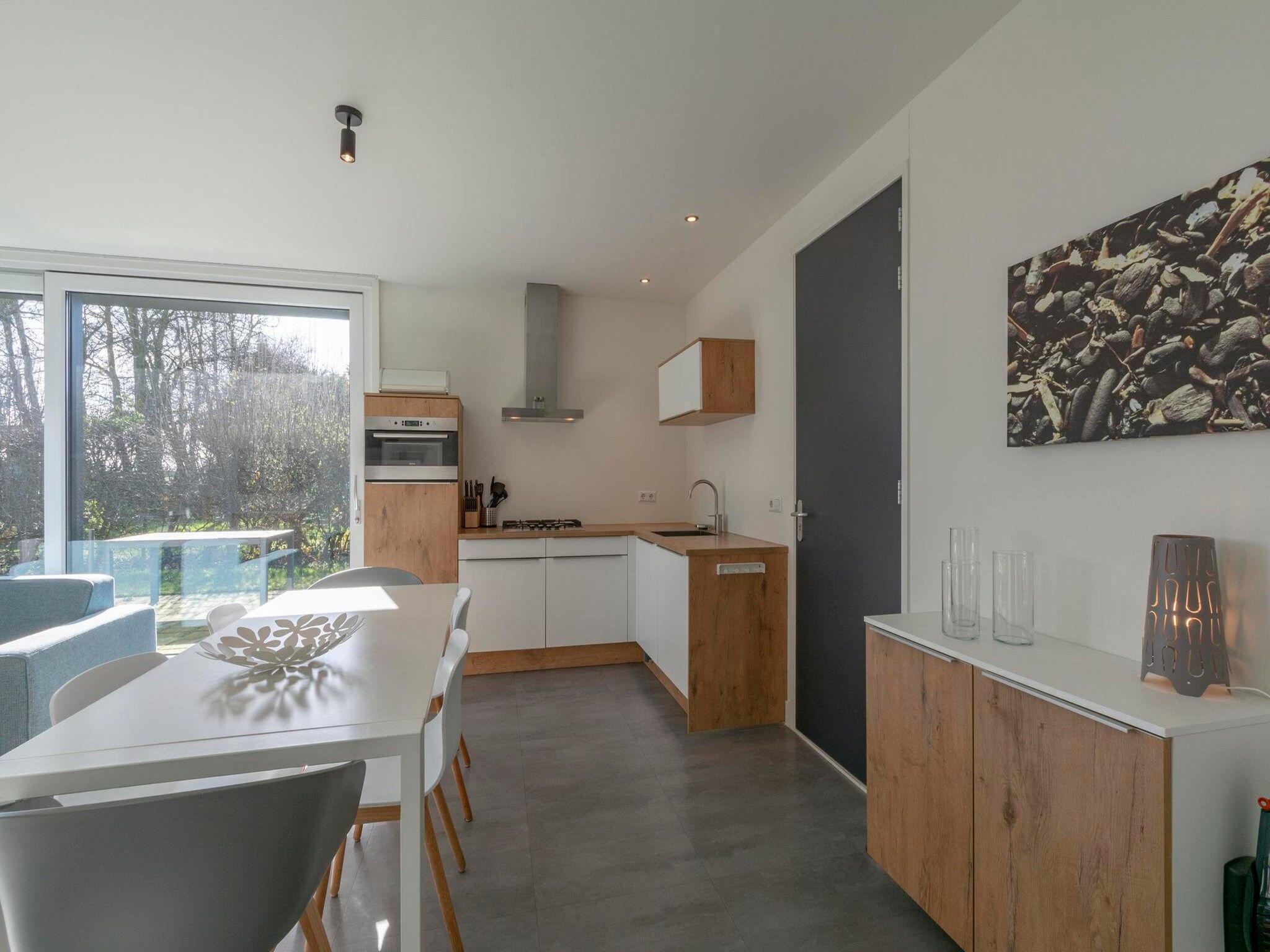 De woonkamer van Strandhuis Uitwaayer in Sint Maartensvlotbrug