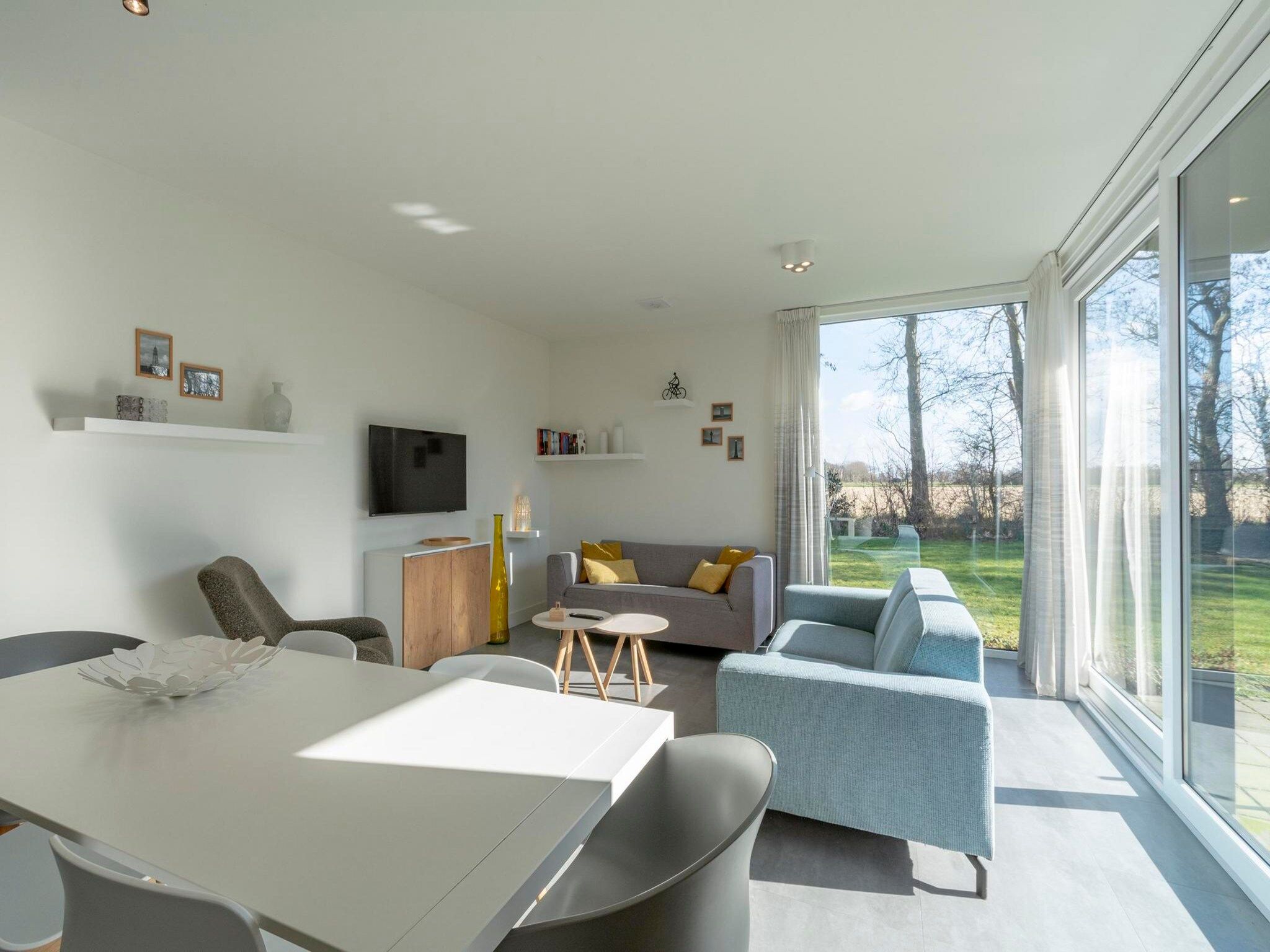 De woonkamer van Strandhuis Uitwaayer in Sint Maartensvlotbrug
