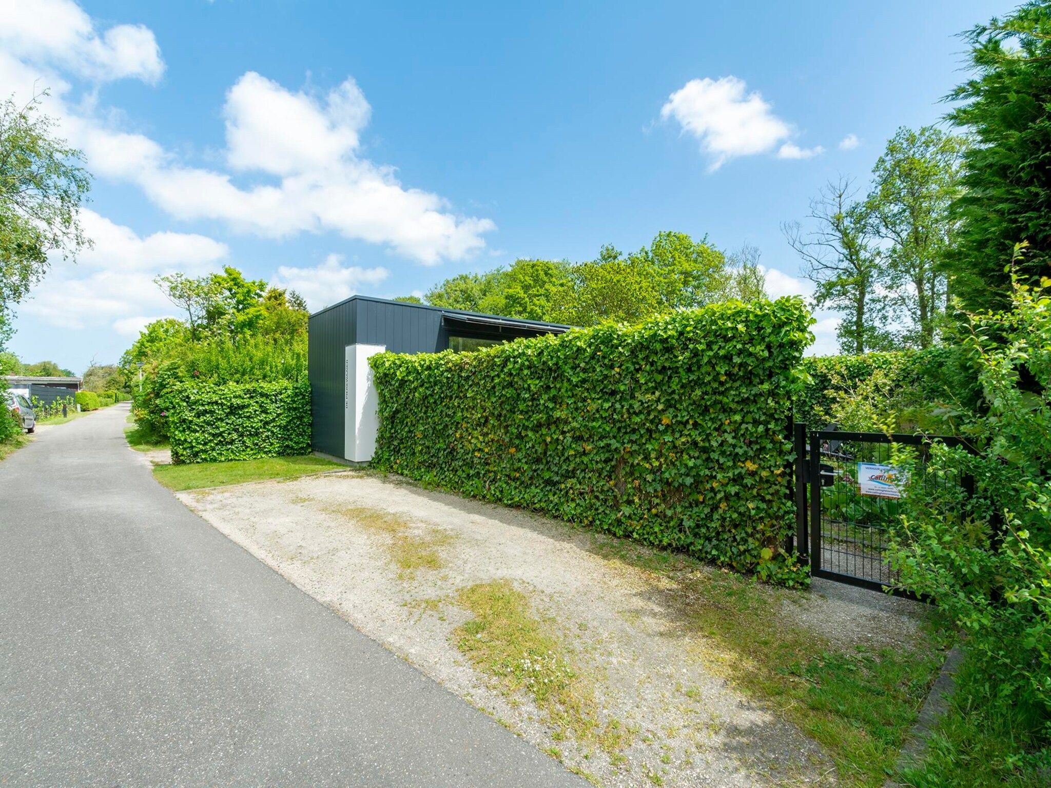 De tuin van Strandhuis Uitwaayer in Sint Maartensvlotbrug