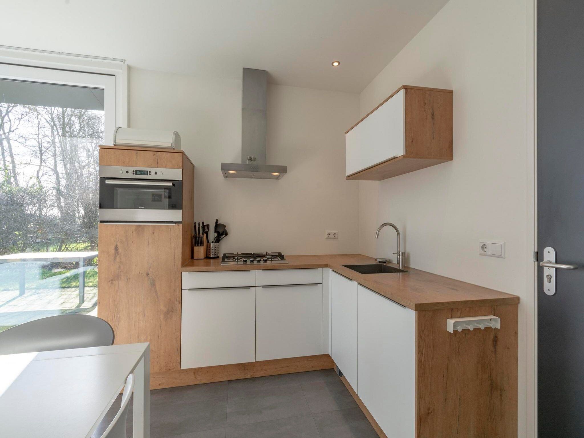 De keuken van Strandhuis Uitwaayer in Sint Maartensvlotbrug