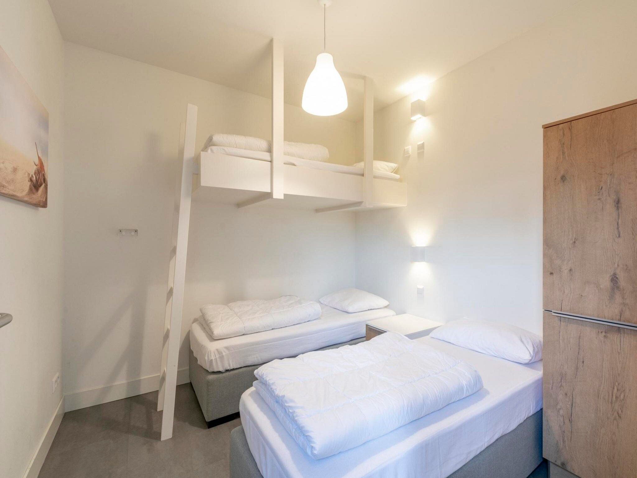 Een slaapkamer van Strandhuis Uitwaayer in Sint Maartensvlotbrug