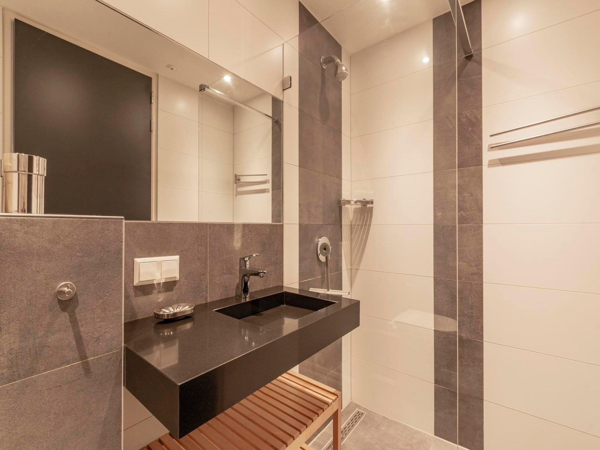 De badkamer van Strandhuis Uitwaayer in Sint Maartensvlotbrug