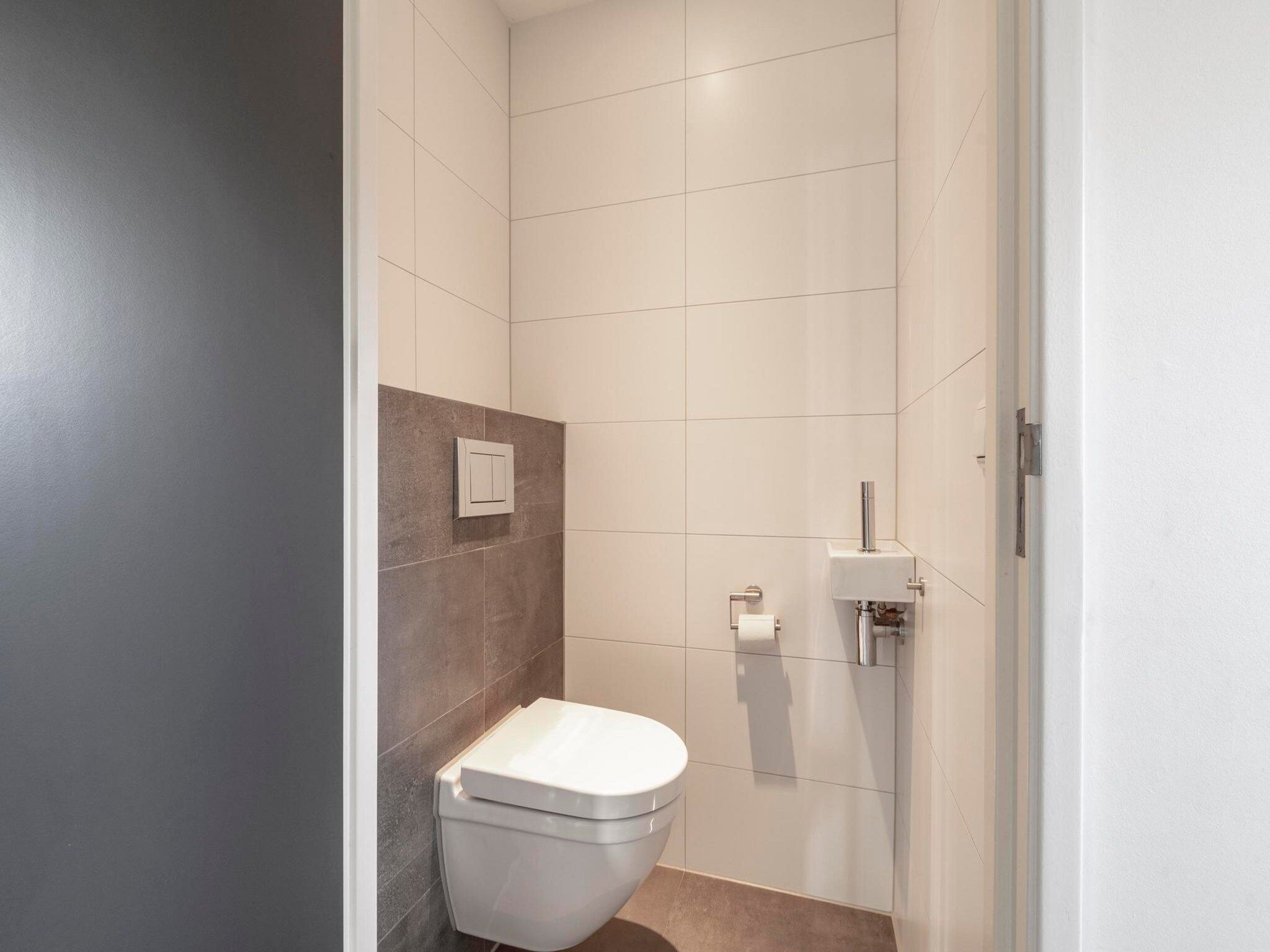 De badkamer van Strandhuis Uitwaayer in Sint Maartensvlotbrug