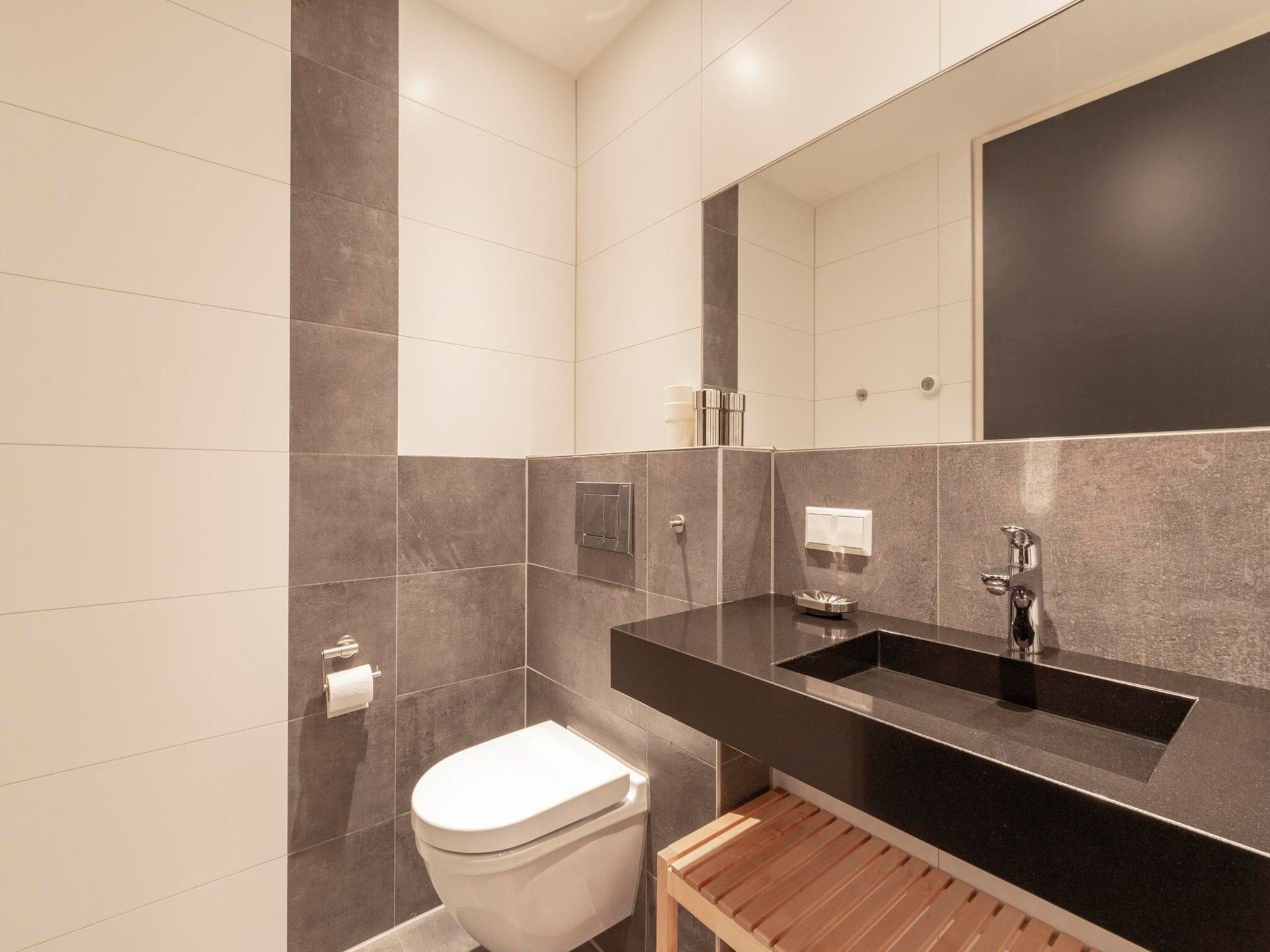 De badkamer van Strandhuis Uitwaayer in Sint Maartensvlotbrug