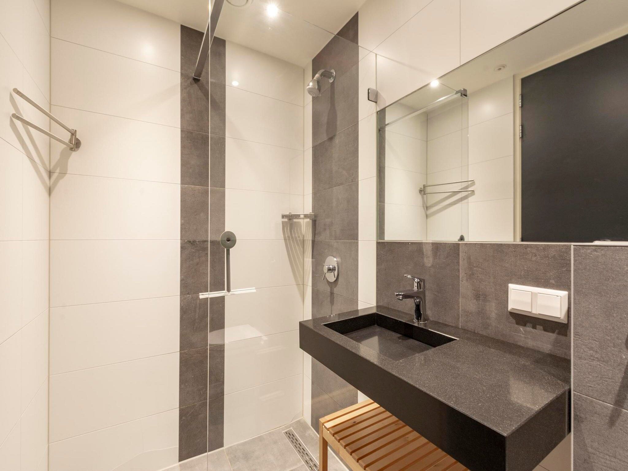 De badkamer van Strandhuis Uitwaayer in Sint Maartensvlotbrug