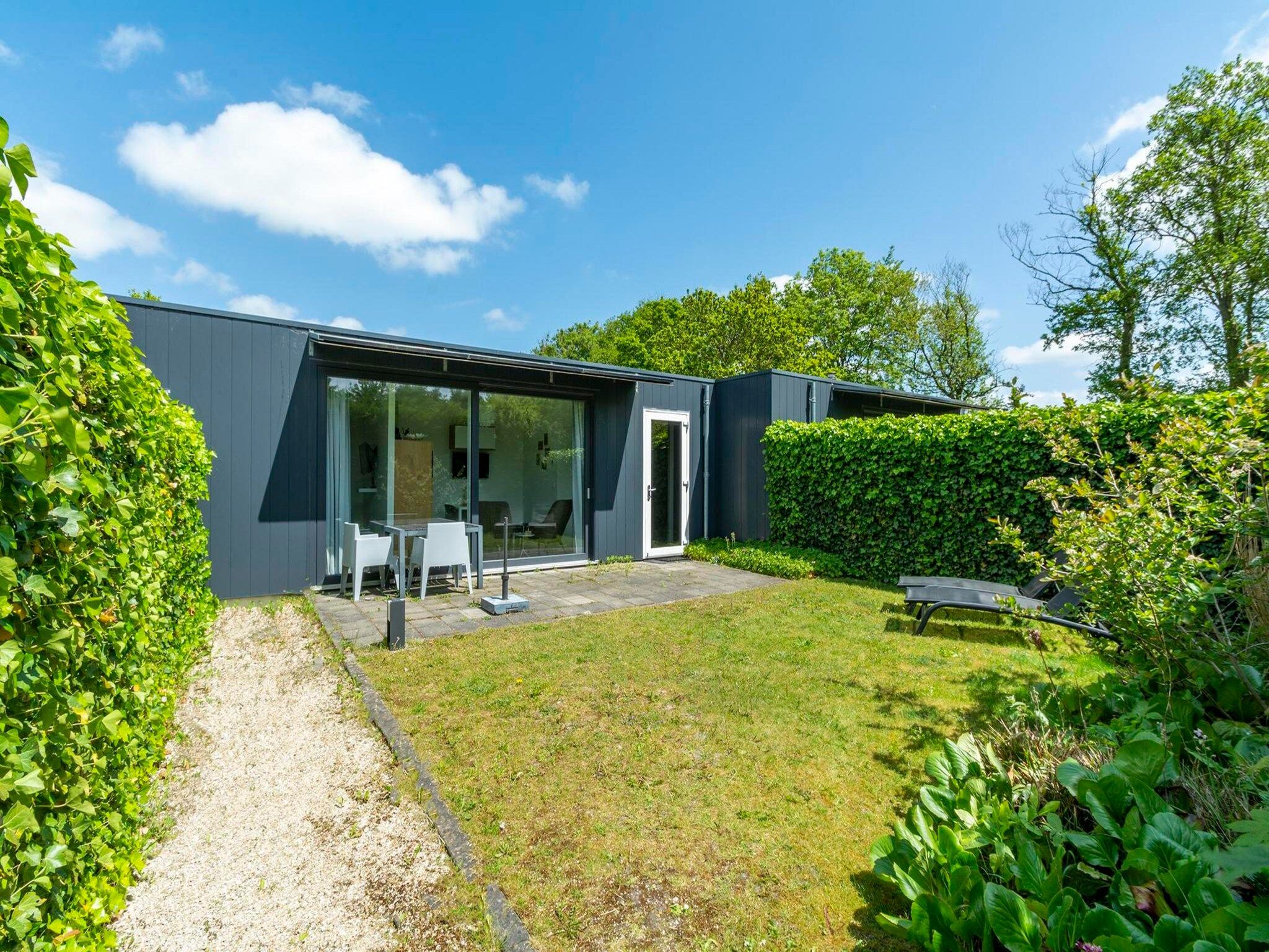 De tuin van Strandhuis Uitwaayer in Sint Maartensvlotbrug