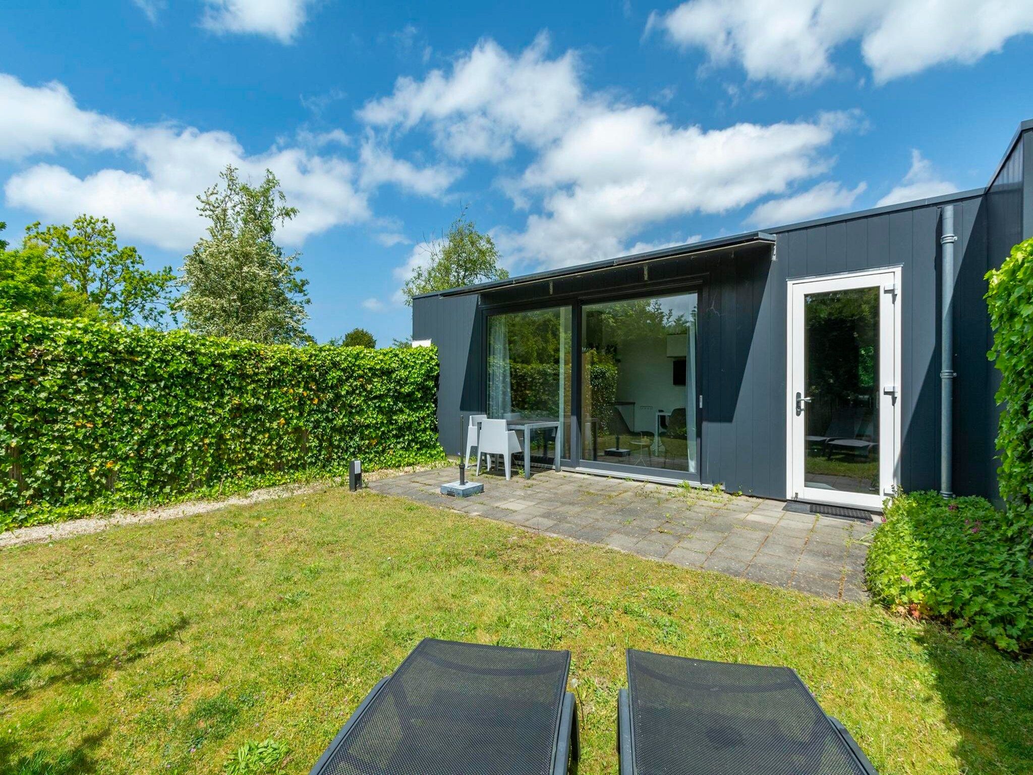 De tuin van Strandhuis Uitwaayer in Sint Maartensvlotbrug