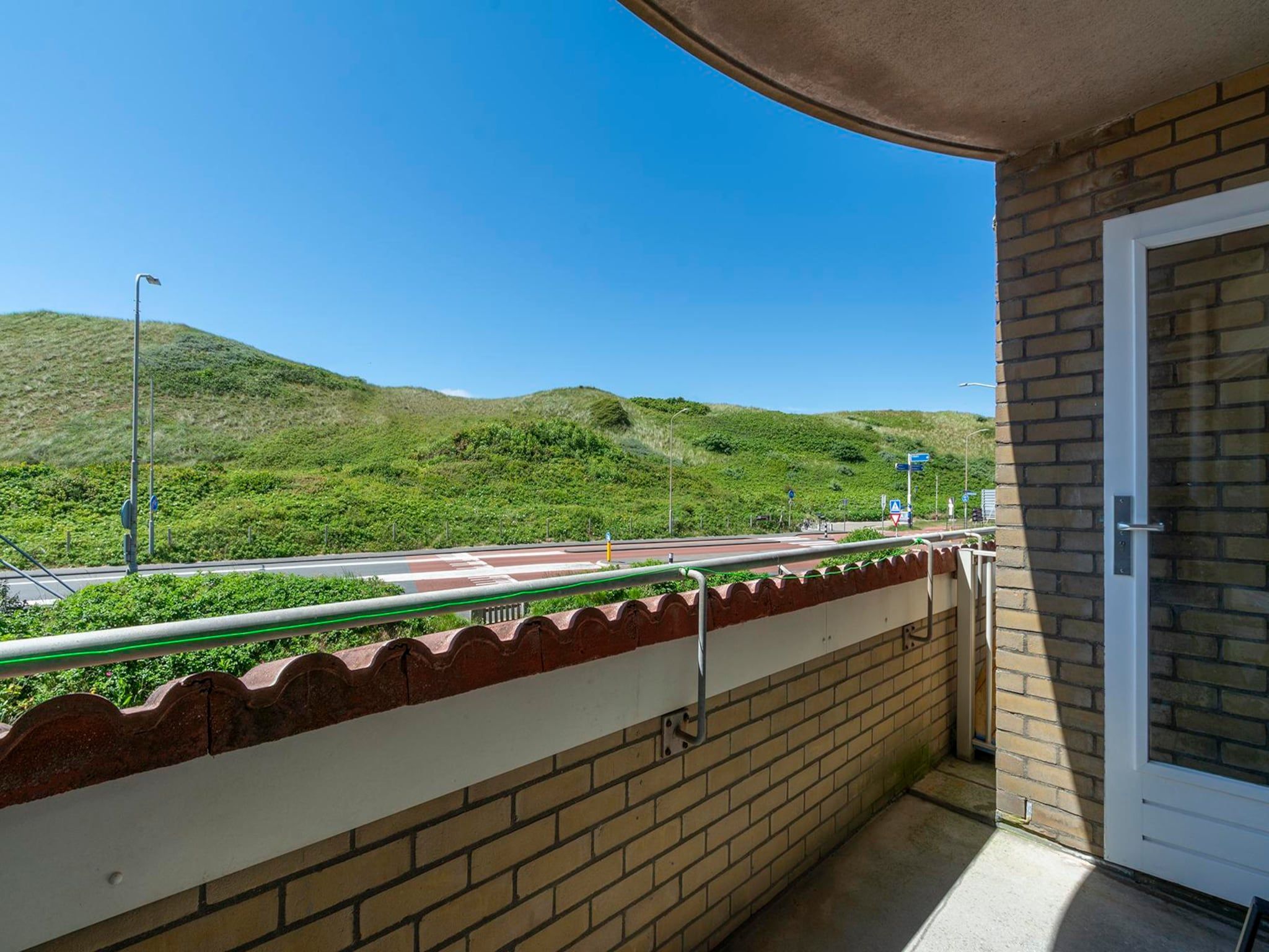 Het terras van Beach Appartement 25 in Callantsoog