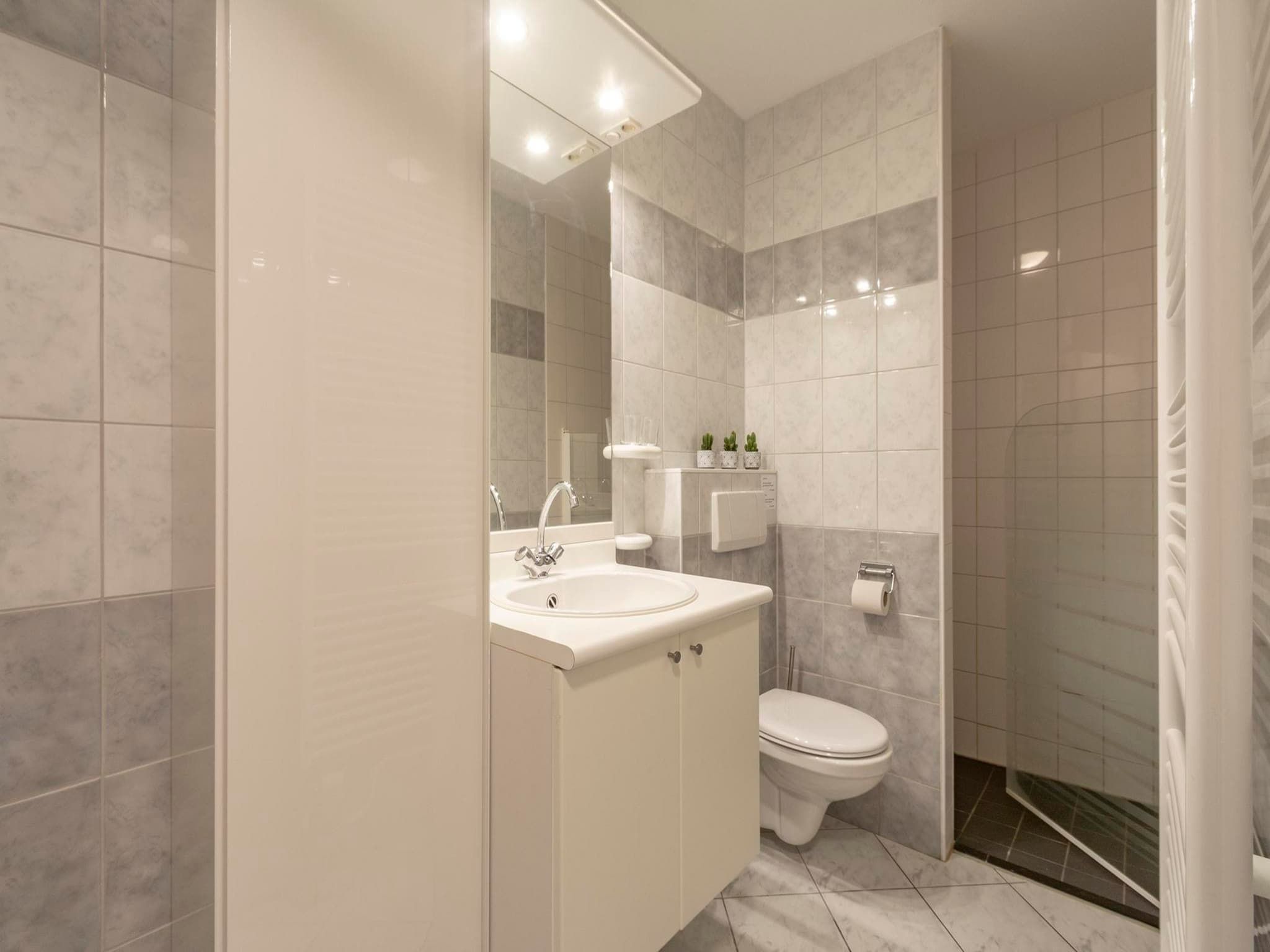 De badkamer van Strandslag 203 in Julianadorp aan Zee