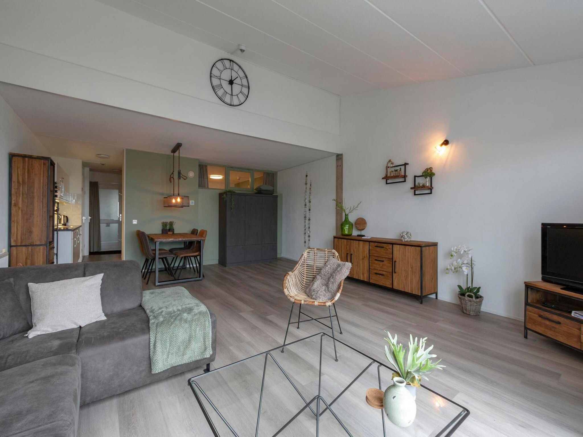 De woonkamer van Strandslag 203 in Julianadorp aan Zee