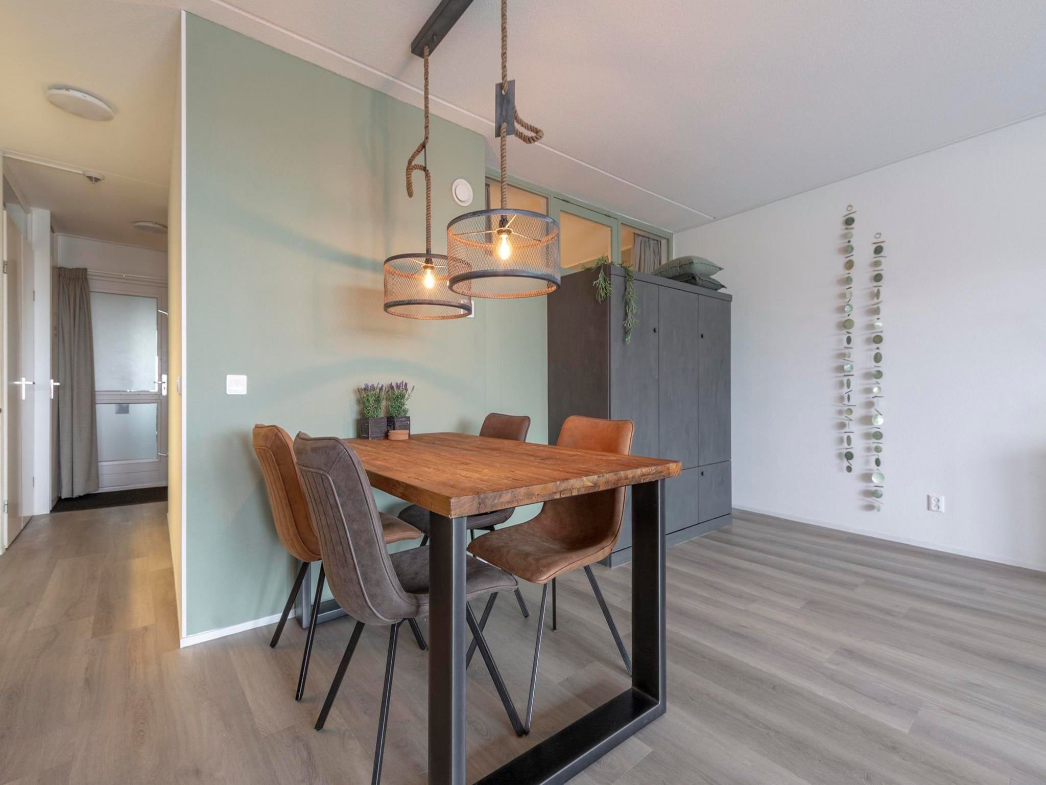 De eetkamer van Strandslag 203 in Julianadorp aan Zee