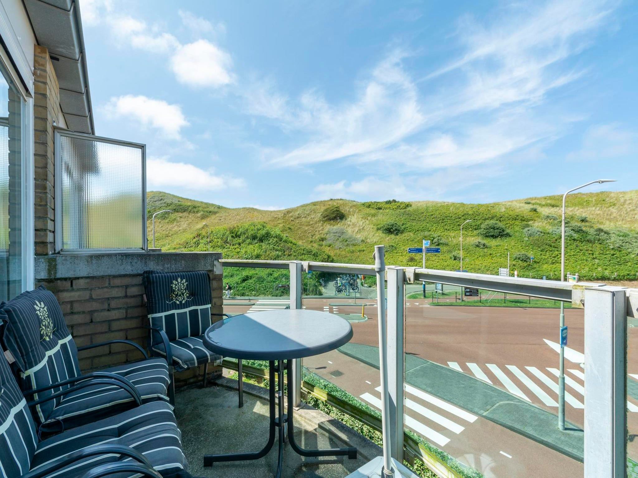 Het terras van Beach Appartement 35 in Callantsoog