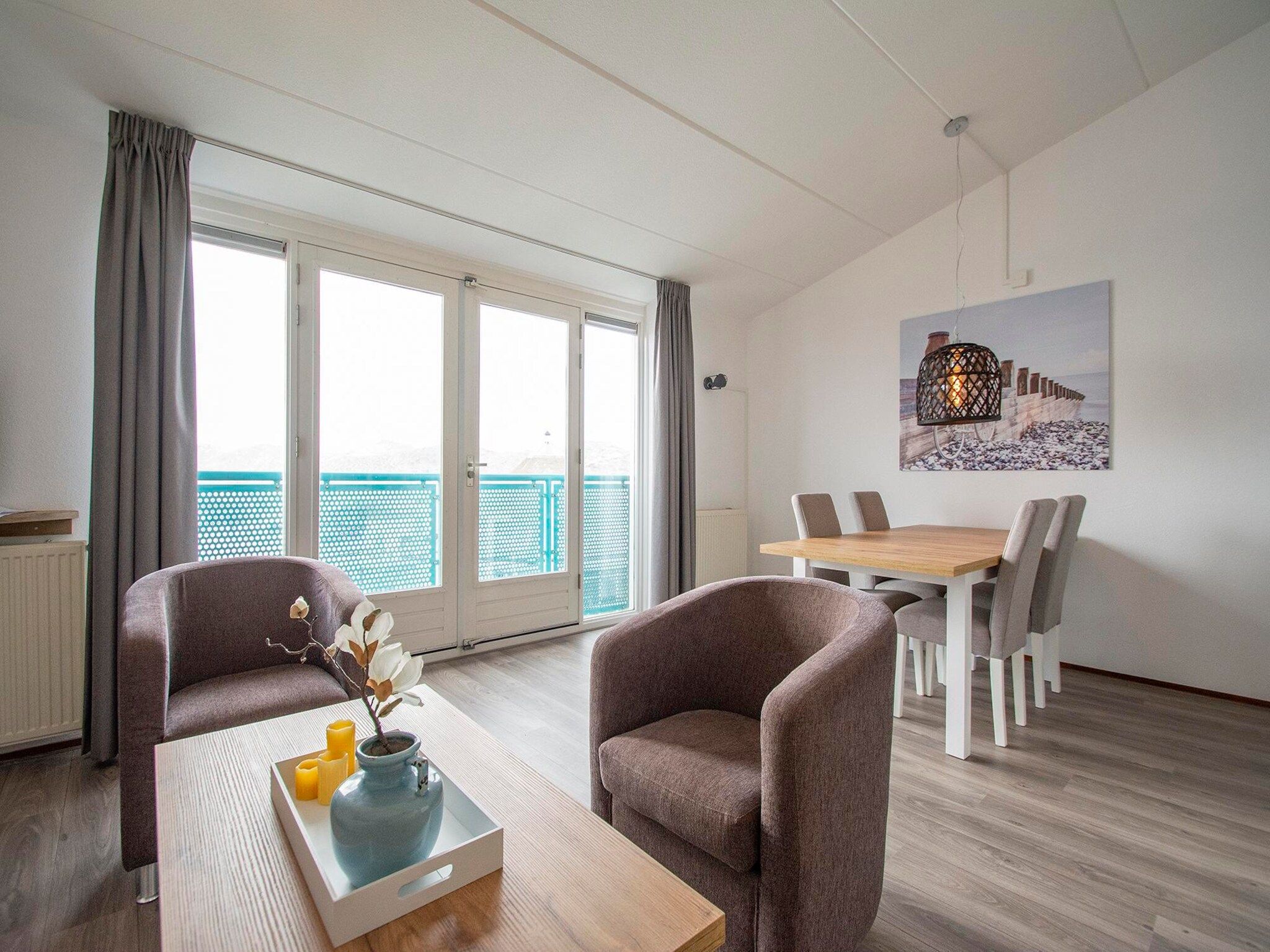 De eetkamer van Strandslag 215 in Julianadorp aan Zee