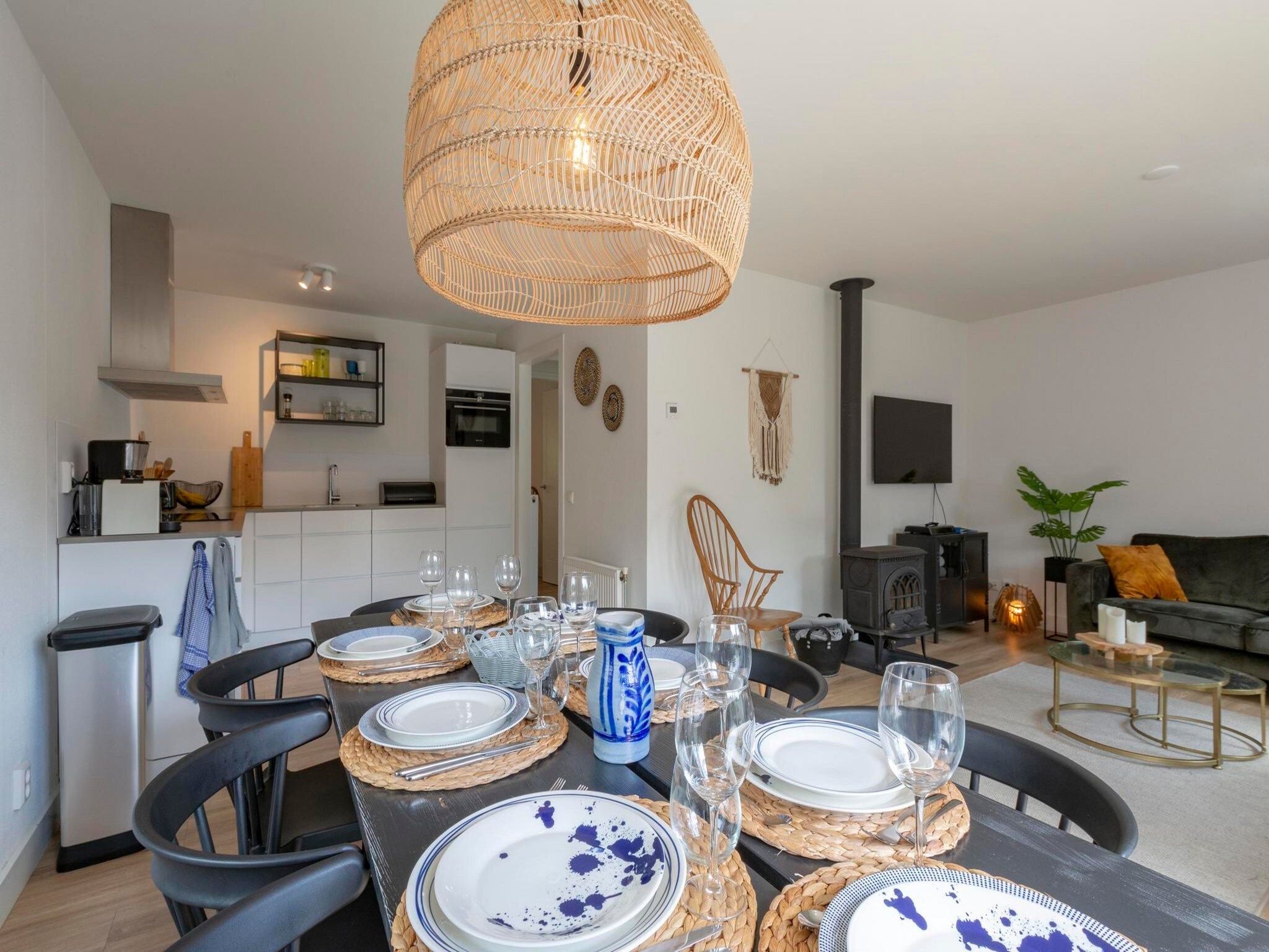 De eetkamer van Duynopgangh 16 in Julianadorp aan Zee