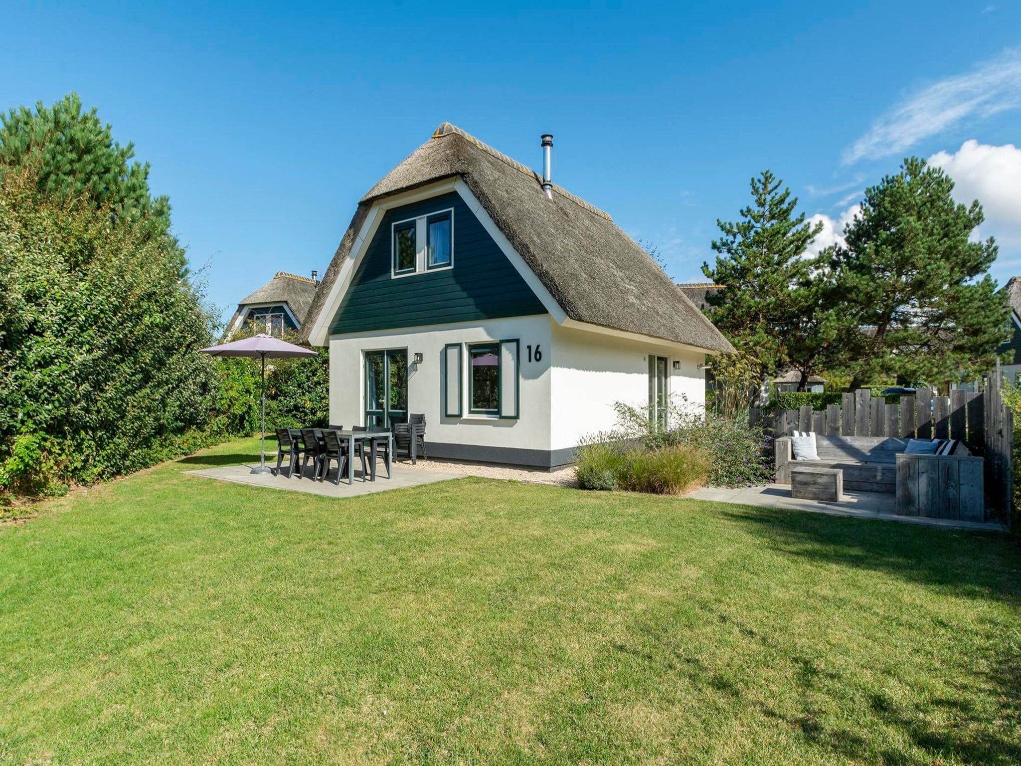 De buitenkant van Duynopgangh 16 in Julianadorp aan Zee