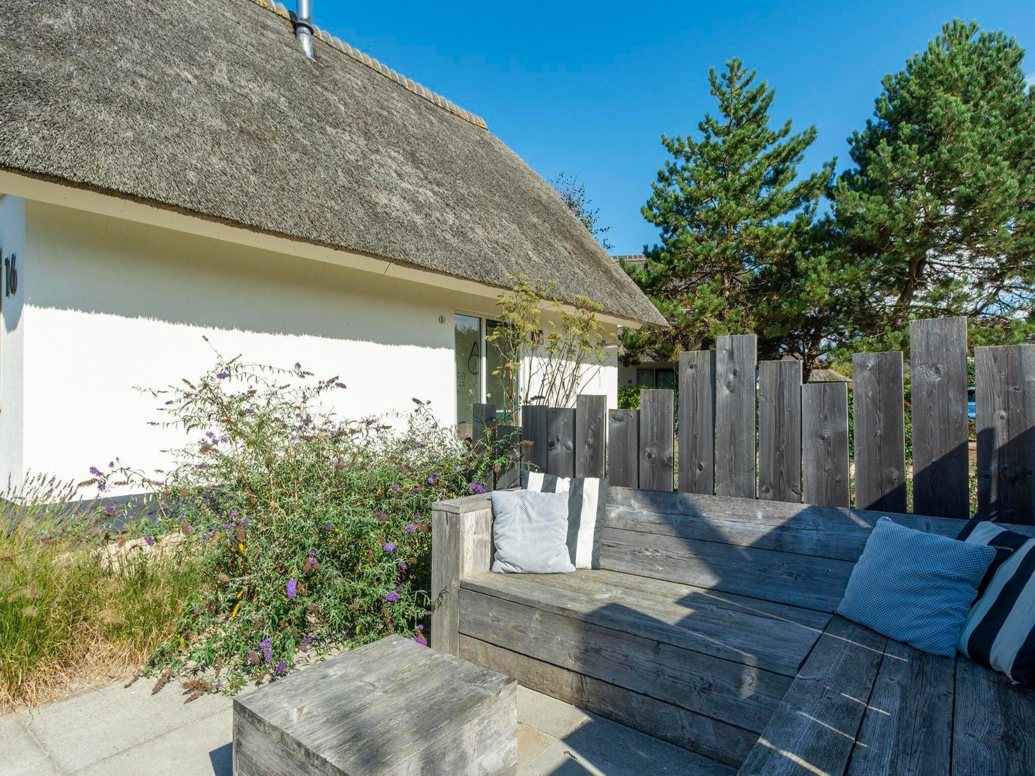 Het terras van Duynopgangh 16 in Julianadorp aan Zee