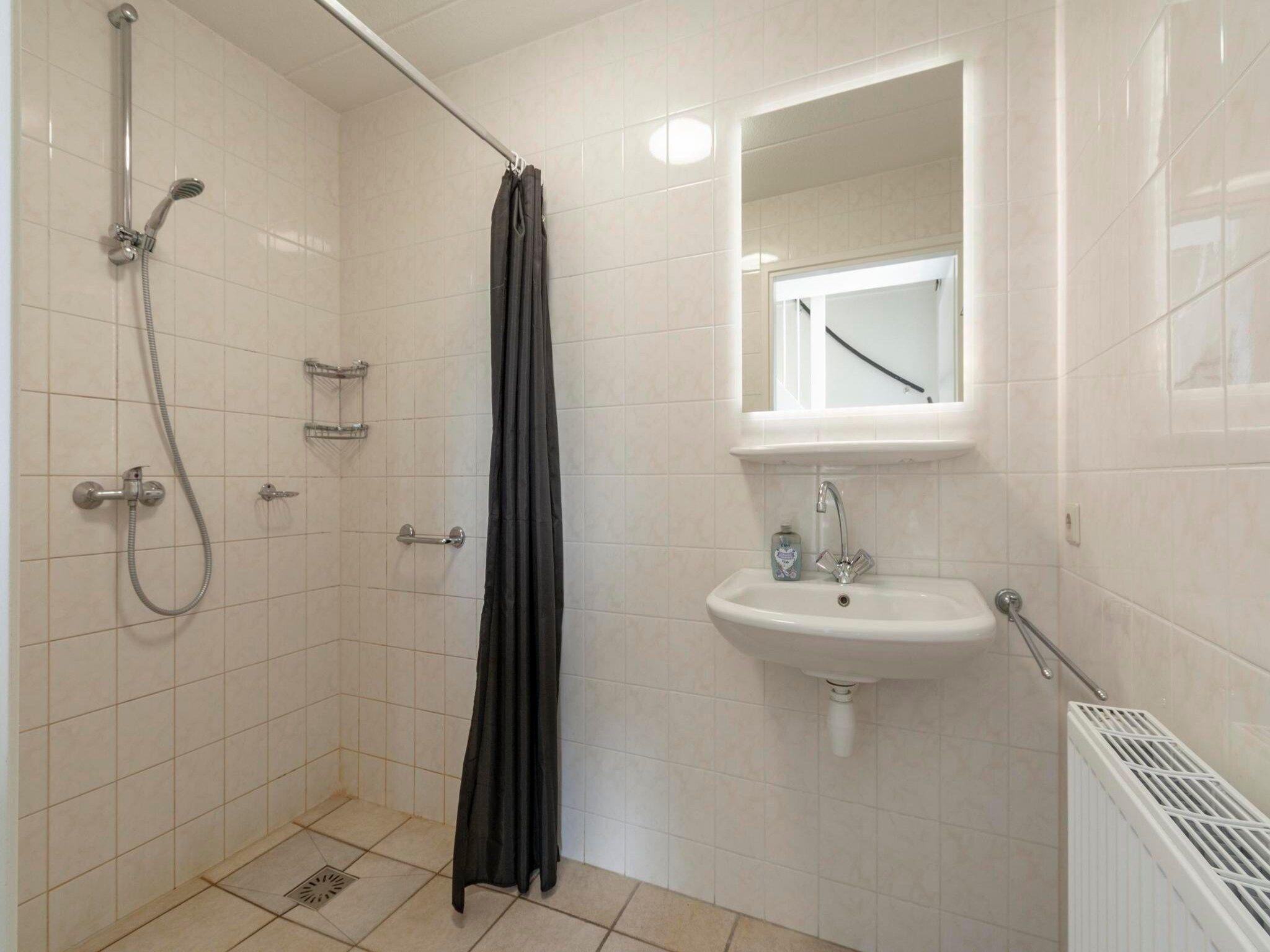 De badkamer van Duynopgangh 16 in Julianadorp aan Zee