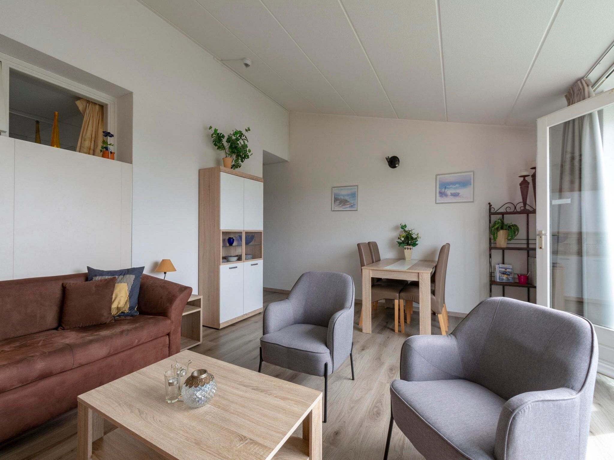 De woonkamer van Strandslag 223 in Julianadorp aan Zee