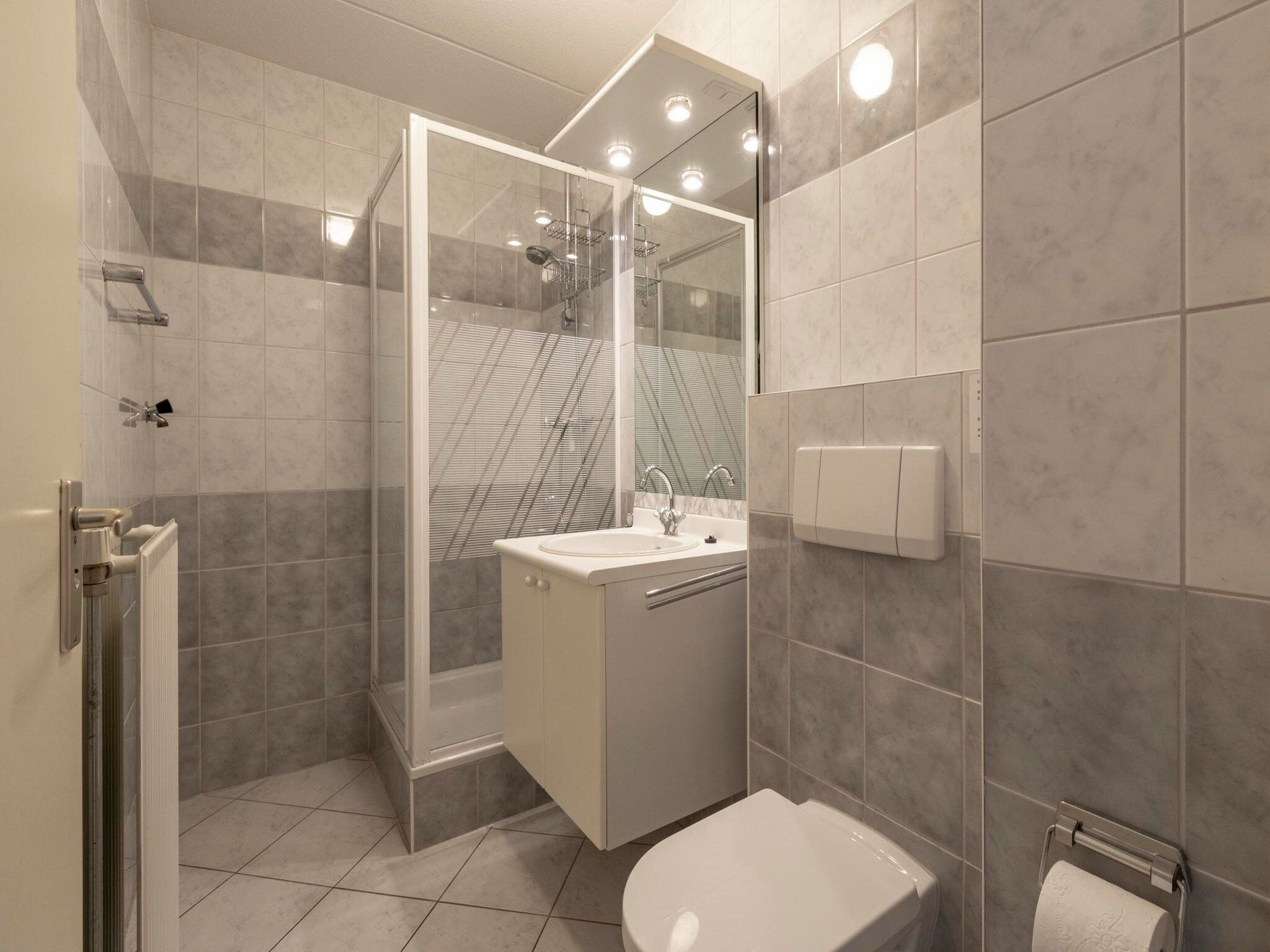 De badkamer van Strandslag 223 in Julianadorp aan Zee