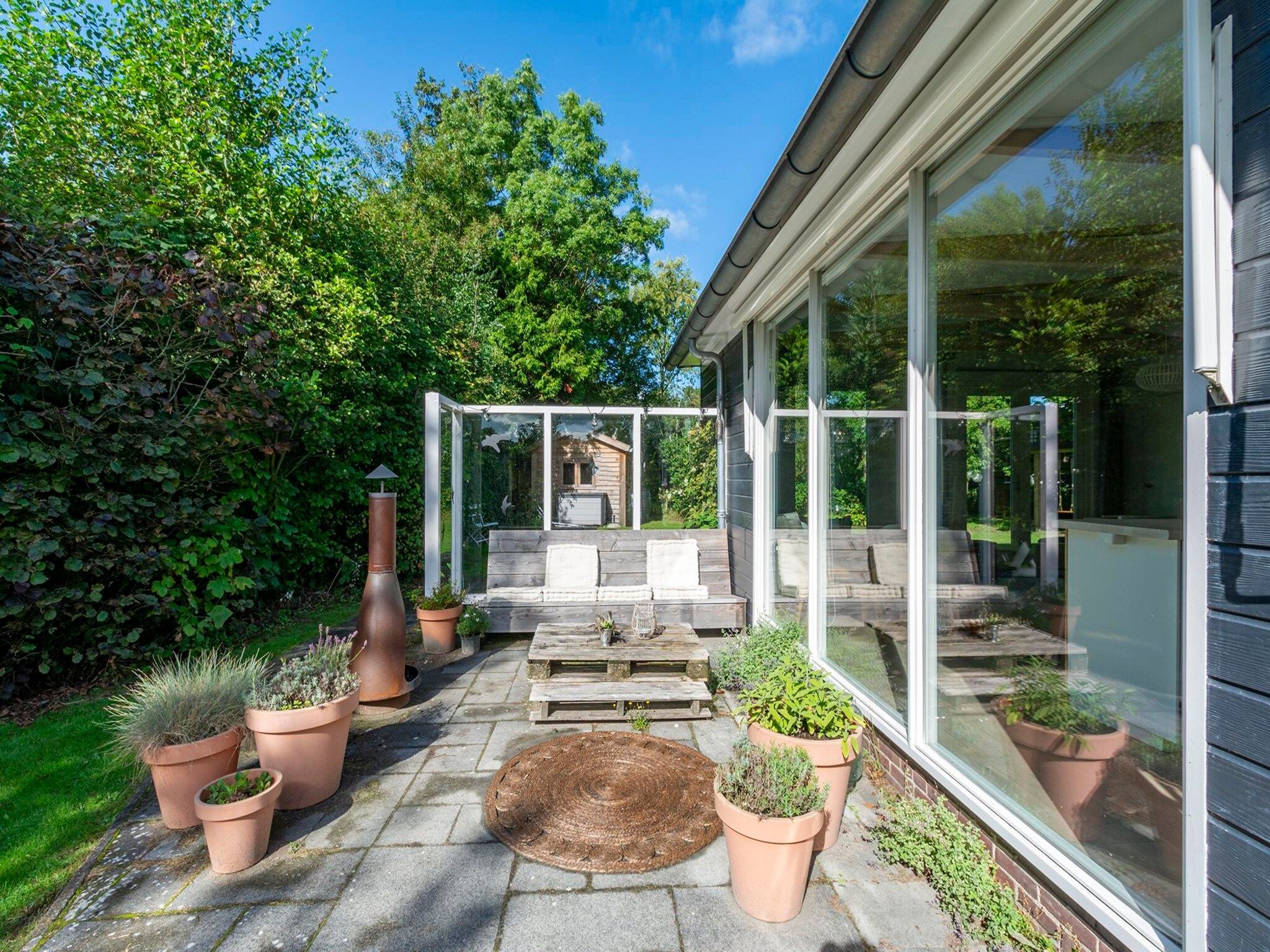 Het terras van Eureka 109 in Sint Maartensvlotbrug