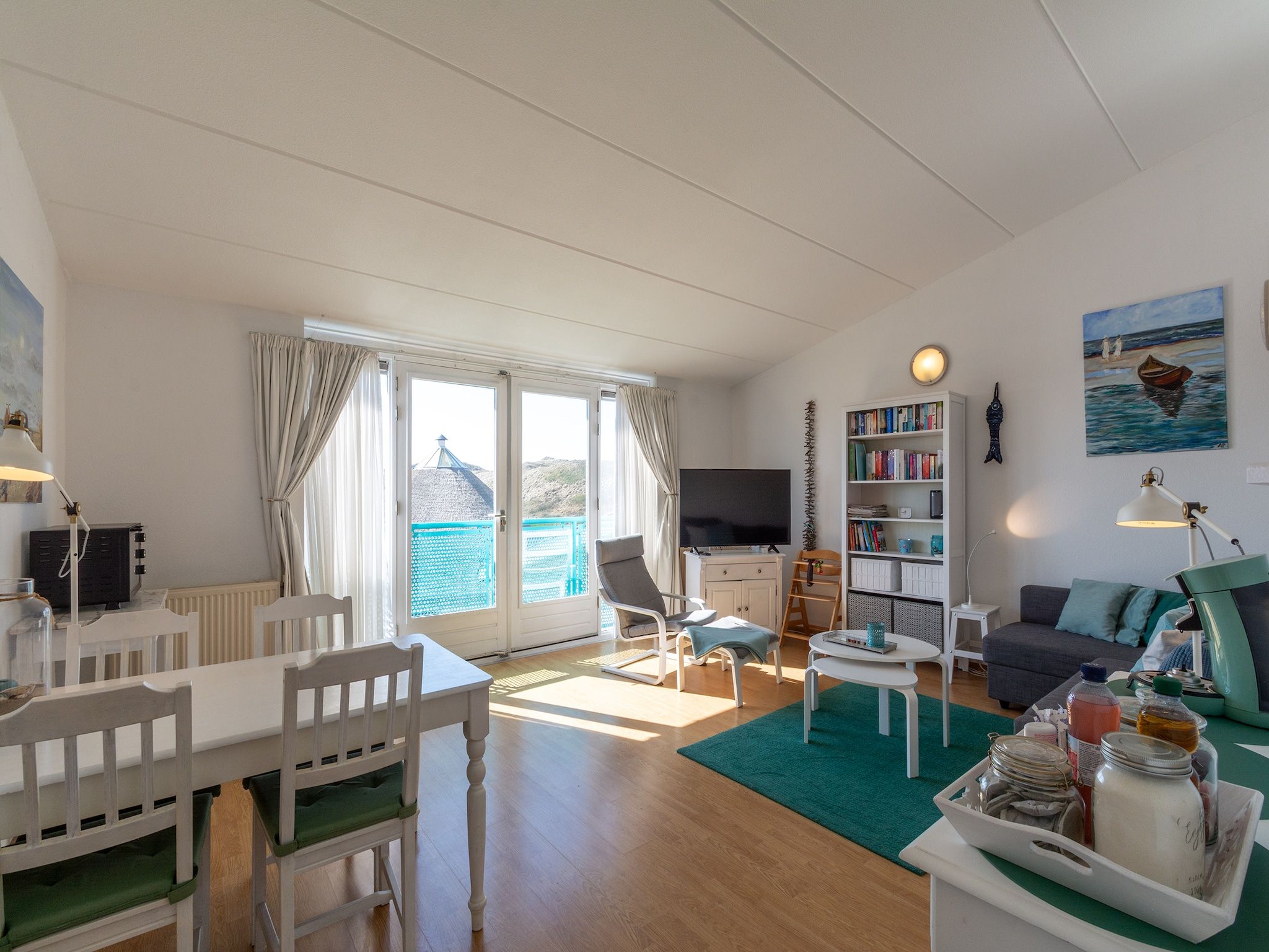 De woonkamer van Strandslag 225 in Julianadorp aan Zee