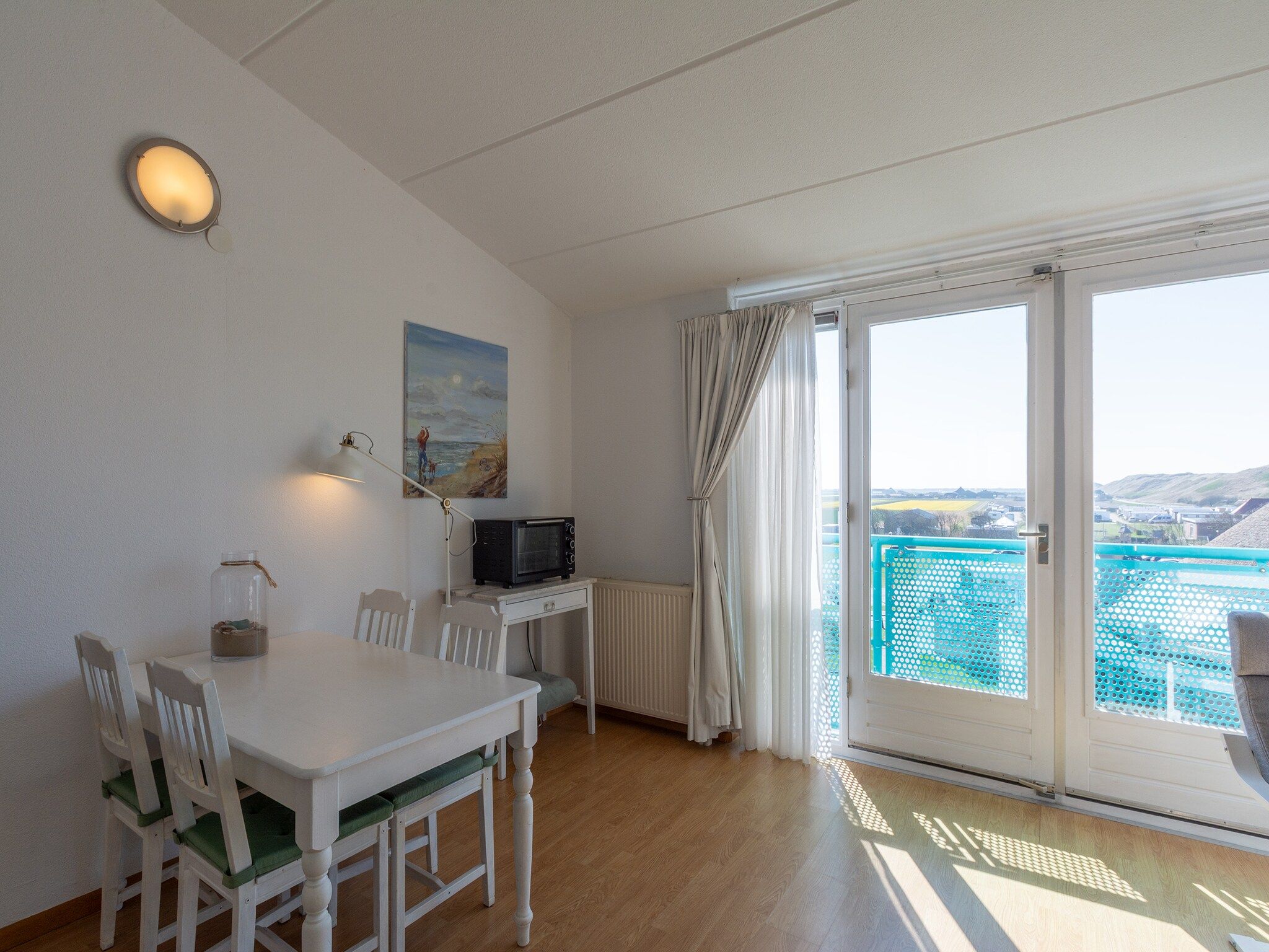 De eetkamer van Strandslag 225 in Julianadorp aan Zee