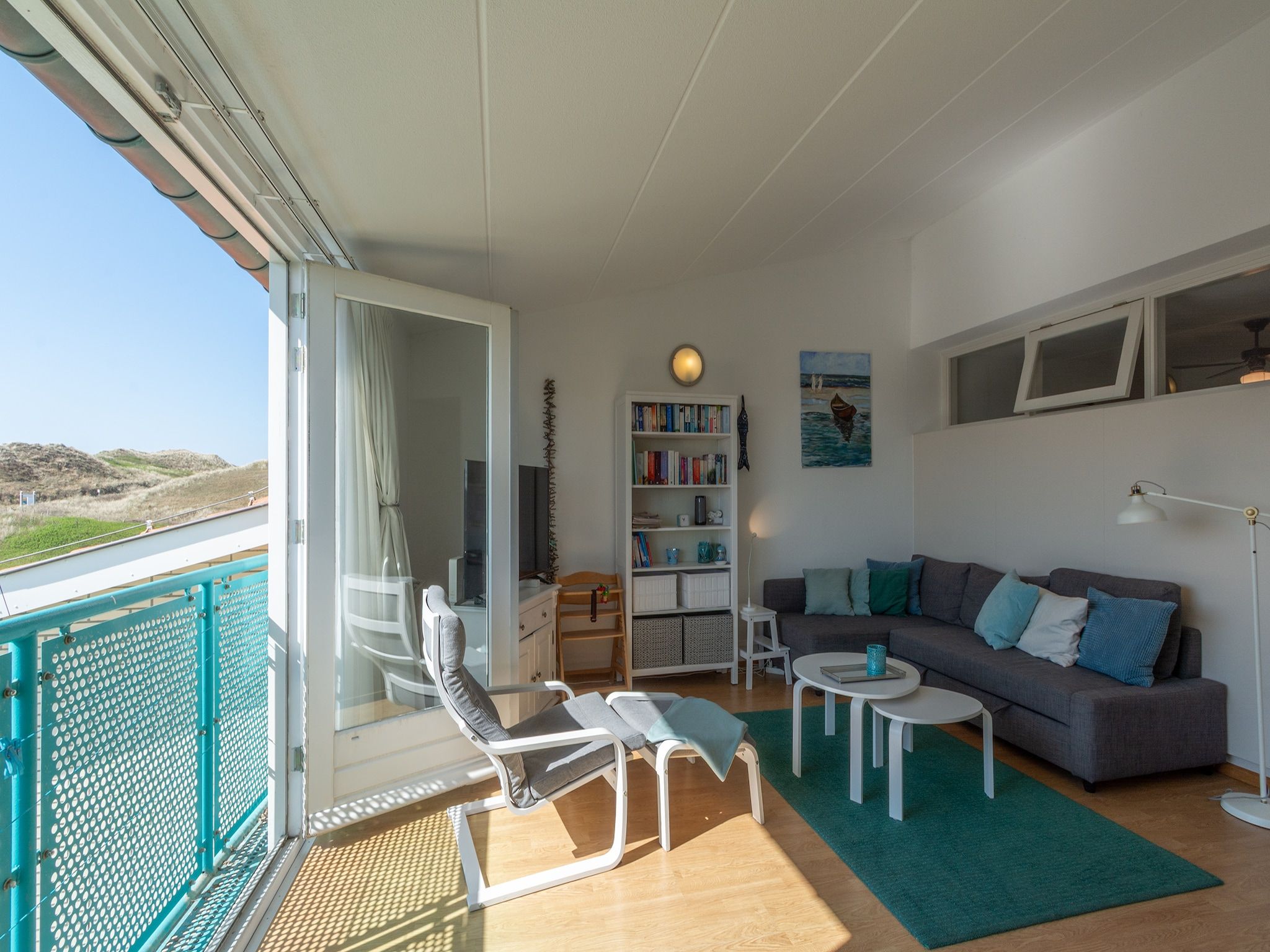 De woonkamer van Strandslag 225 in Julianadorp aan Zee