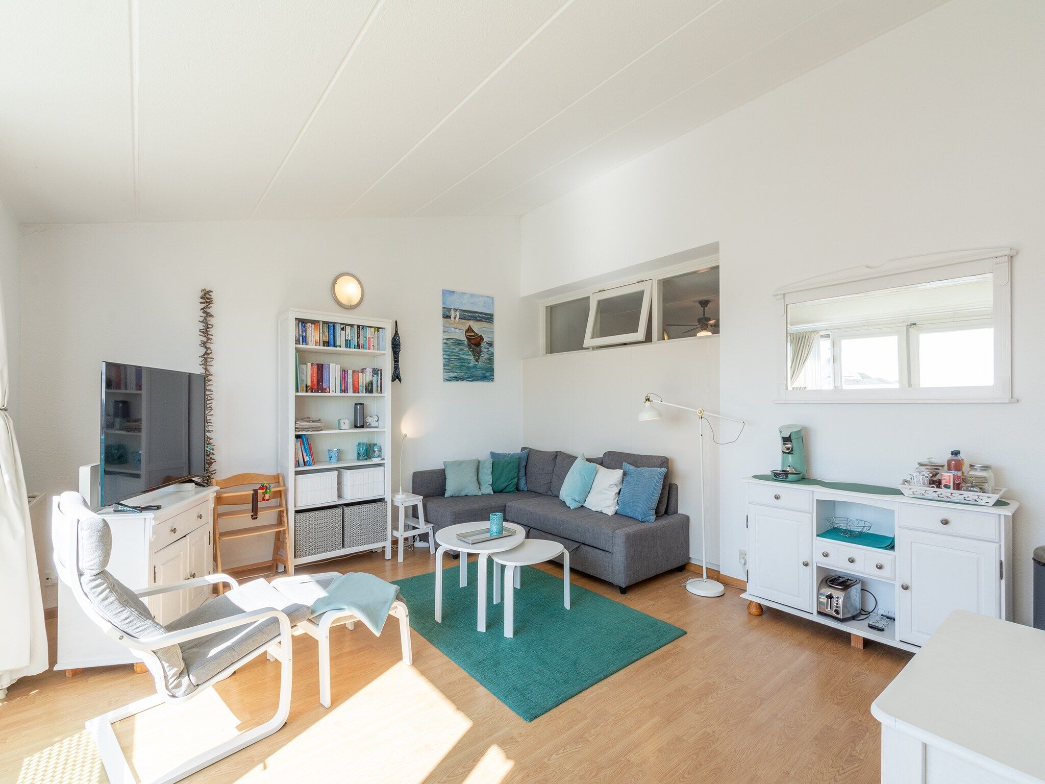 De woonkamer van Strandslag 225 in Julianadorp aan Zee