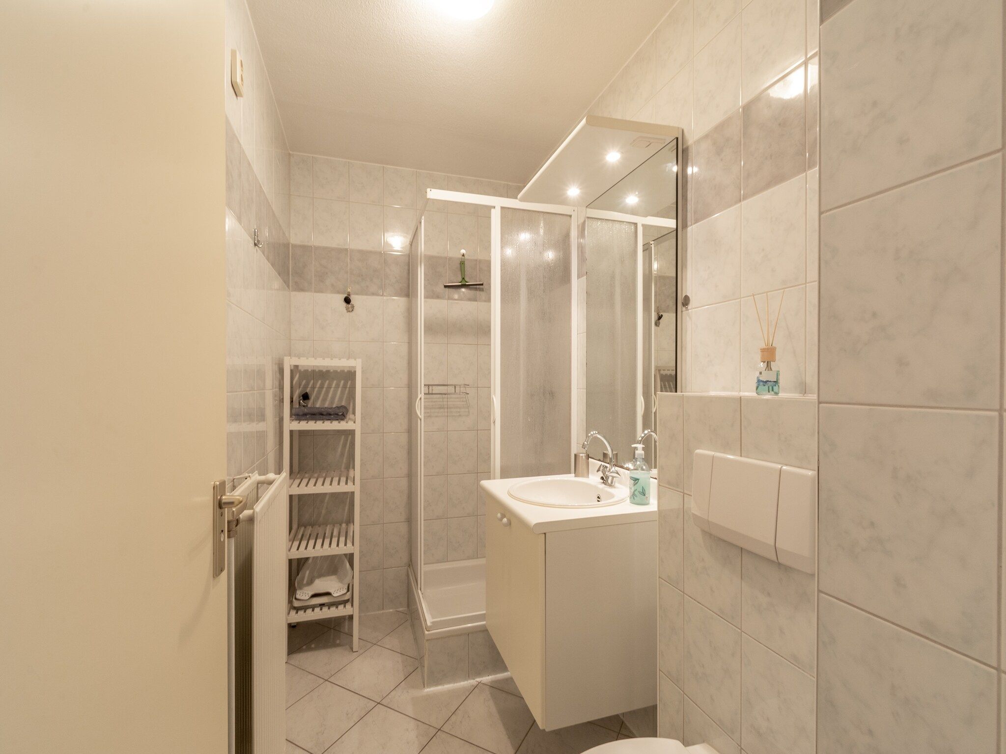 De badkamer van Strandslag 225 in Julianadorp aan Zee