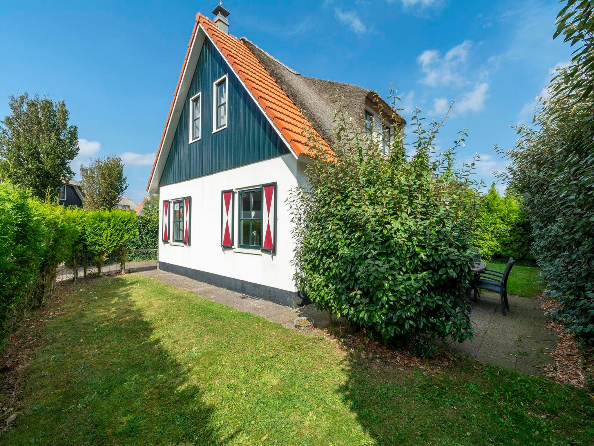 De buitenkant van De Buitenplaats 100 in Callantsoog