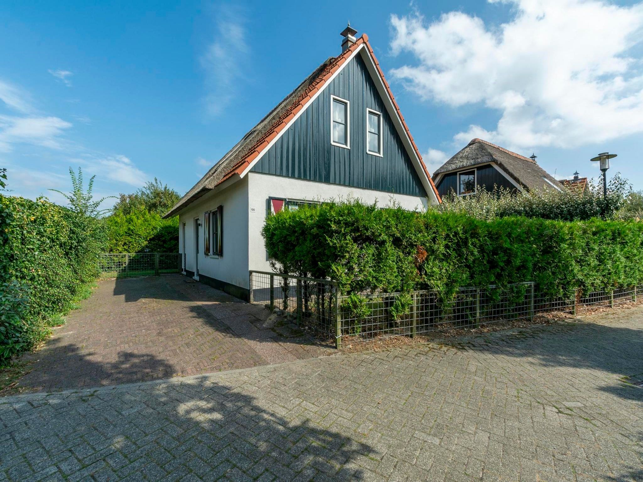 De buitenkant van De Buitenplaats 100 in Callantsoog