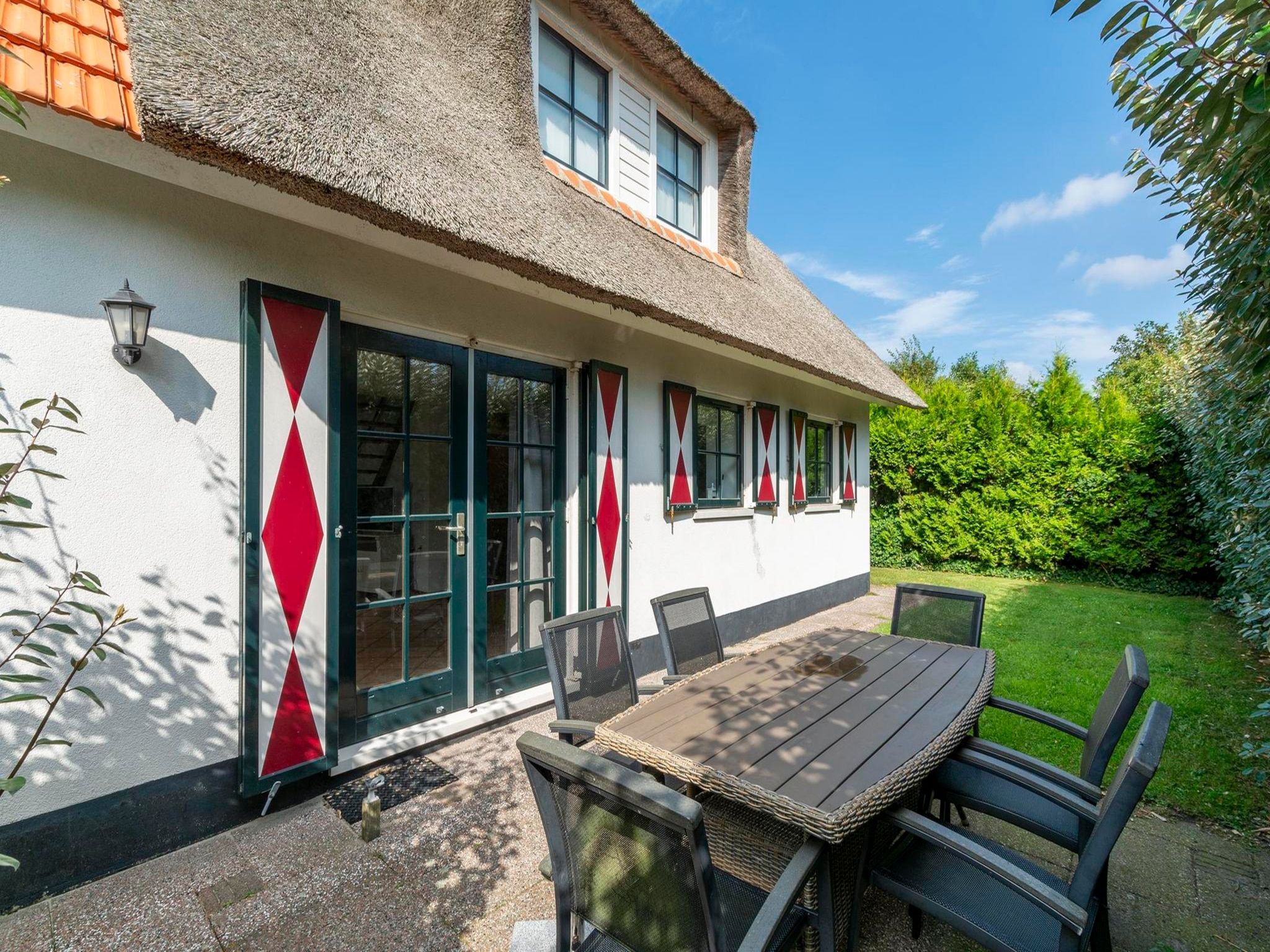 Het terras van De Buitenplaats 100 in Callantsoog