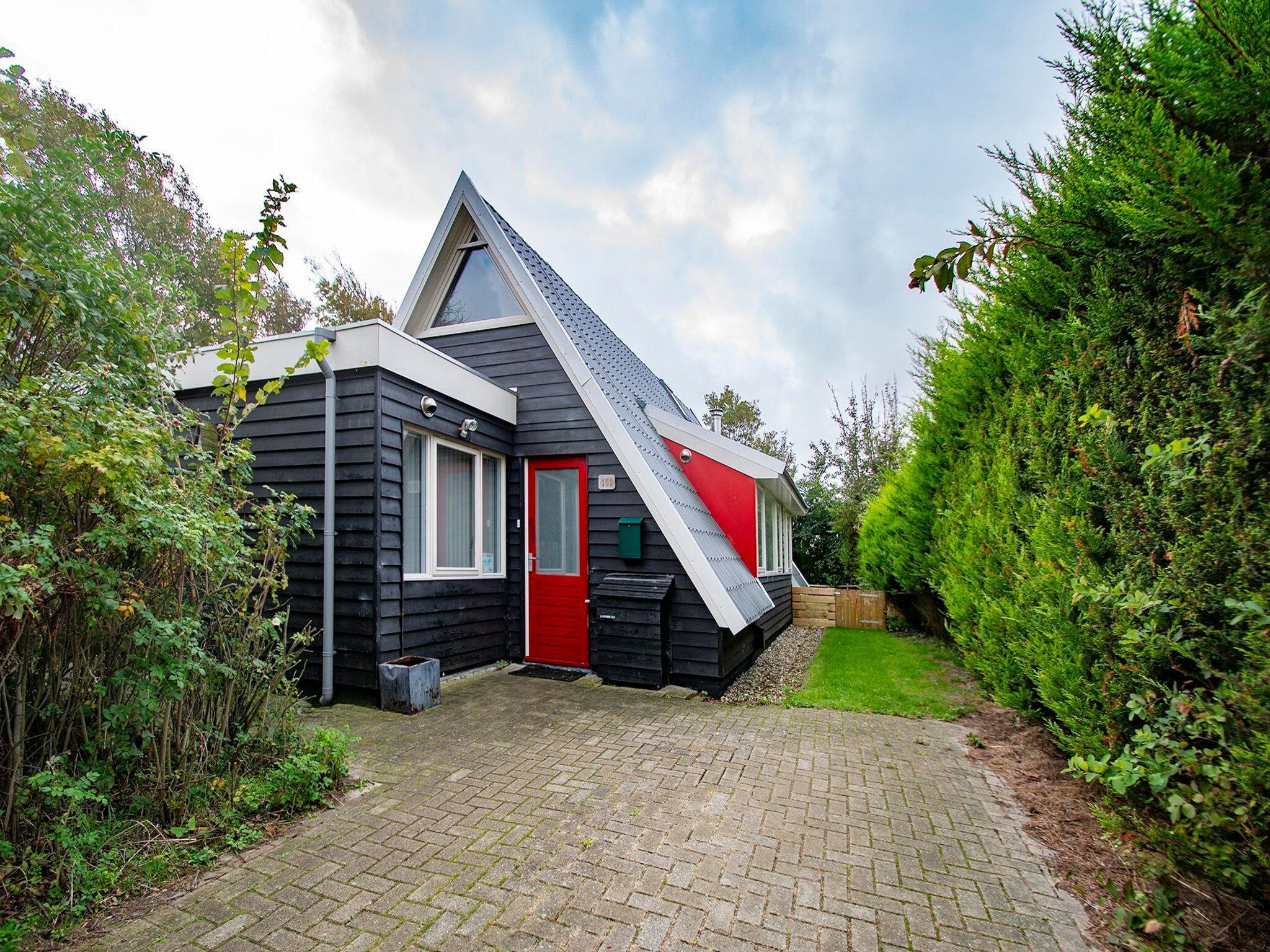 De buitenkant van Sandepark 151 Villa Matisse in Callantsoog