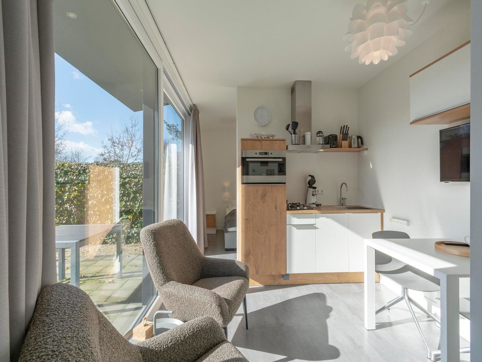 De woonkamer van Suite Uitwaayer in Sint Maartensvlotbrug
