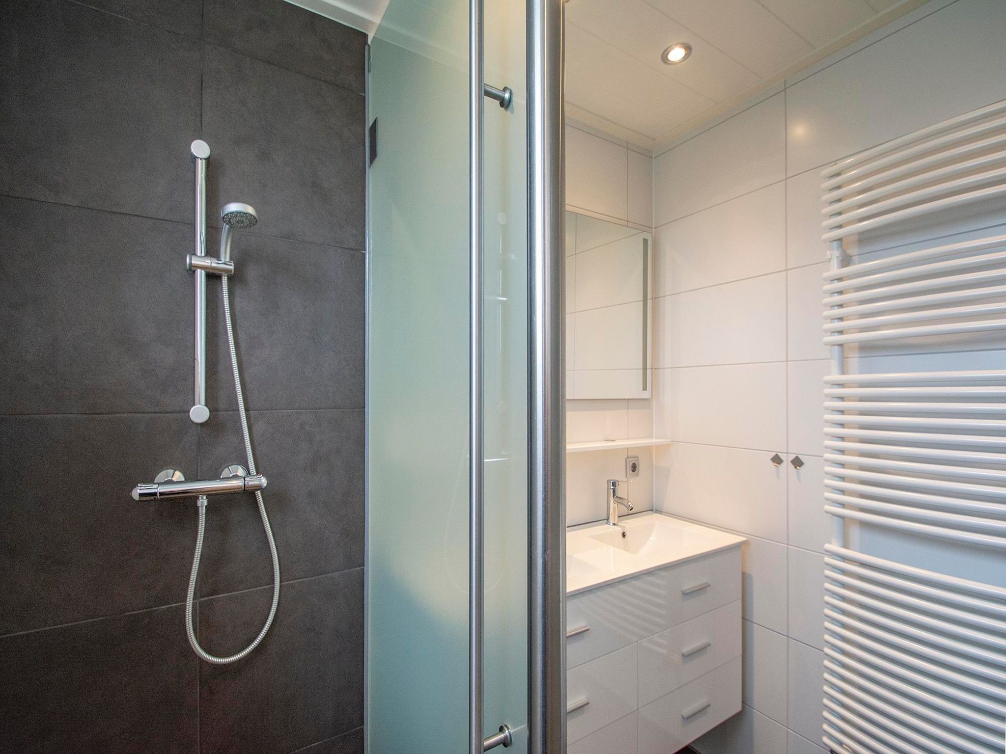 De badkamer van Garnekuul 13 in Callantsoog