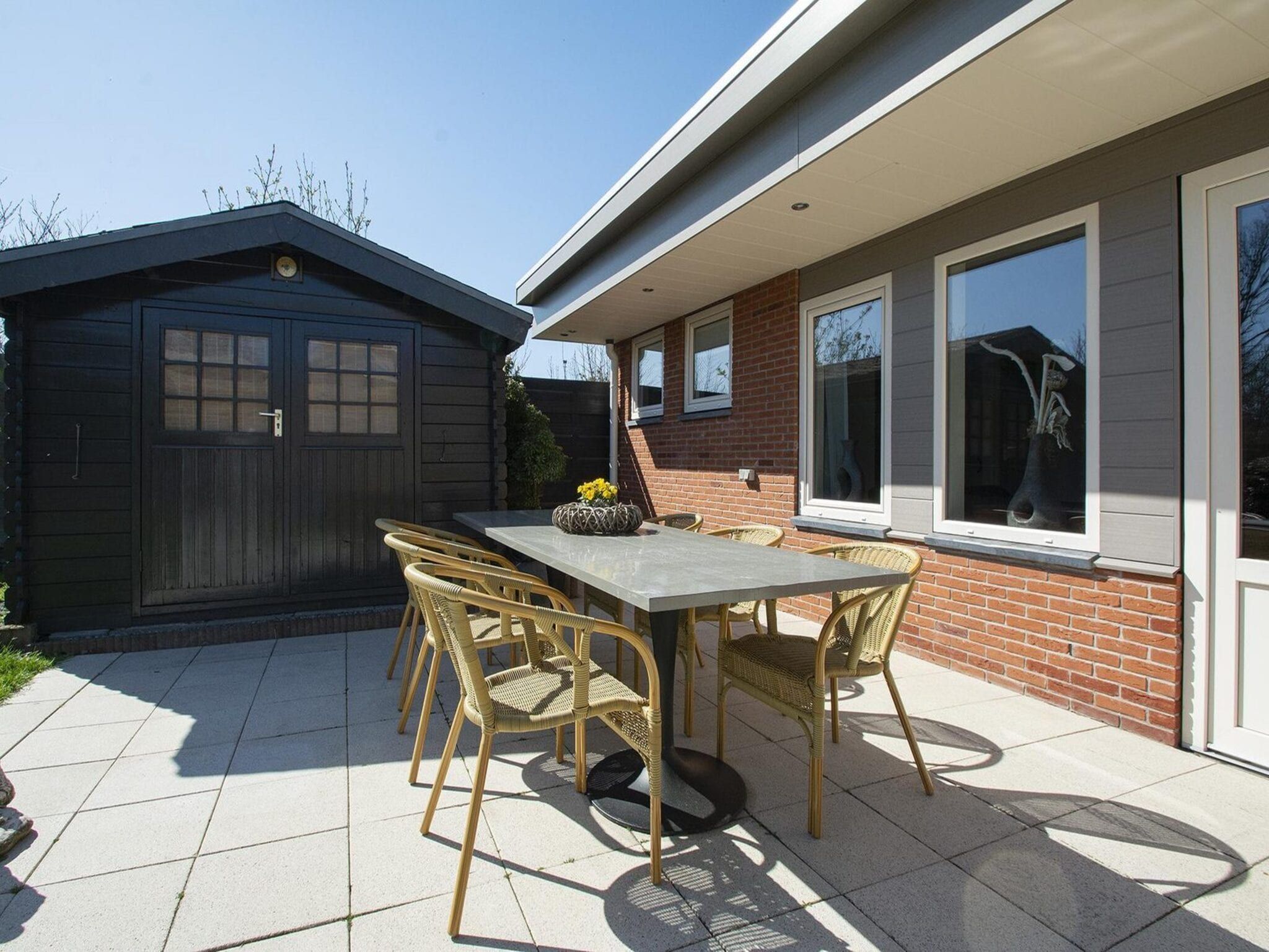 Het terras van Garnekuul 13 in Callantsoog