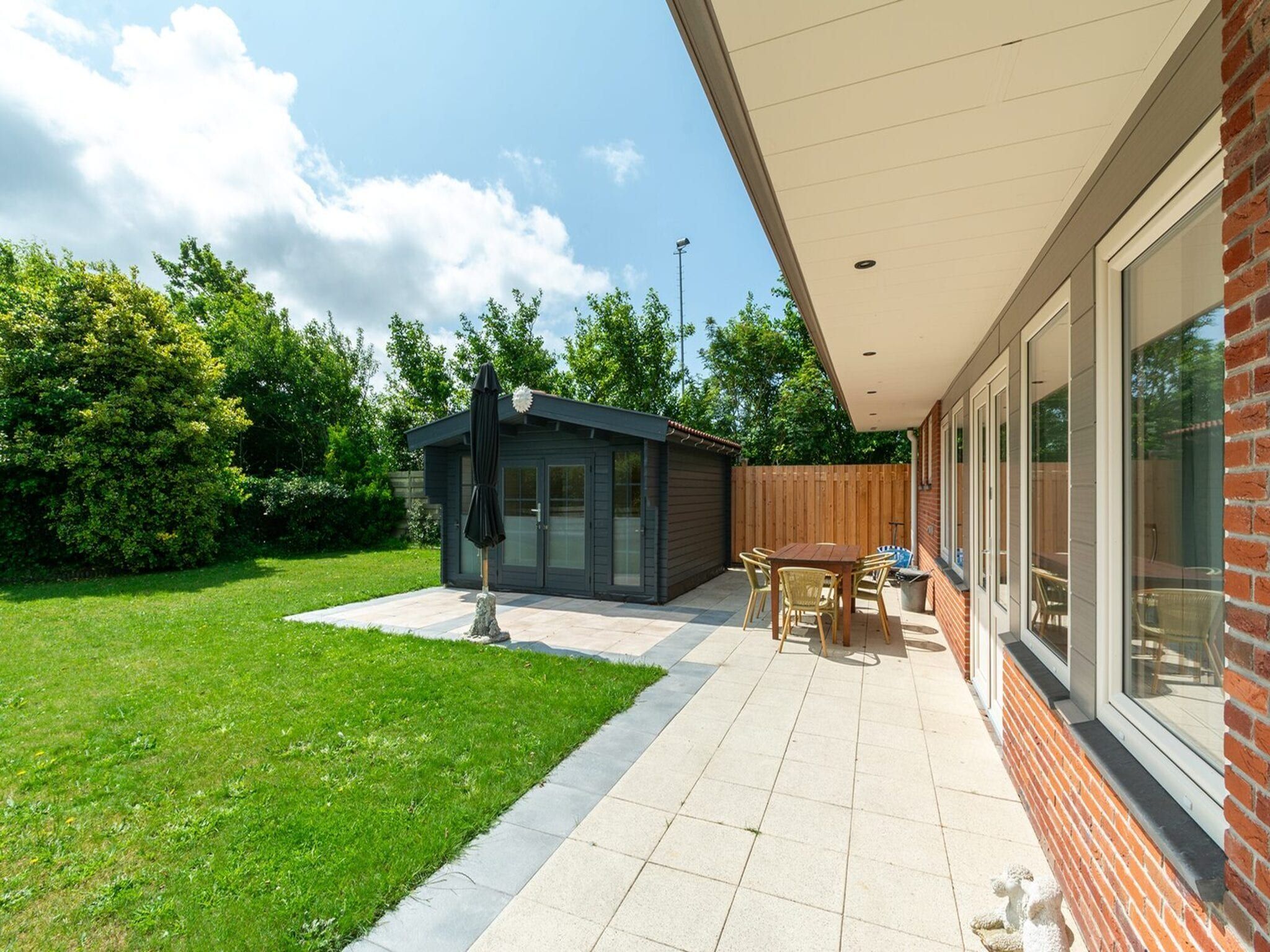 Het terras van Garnekuul 13 in Callantsoog