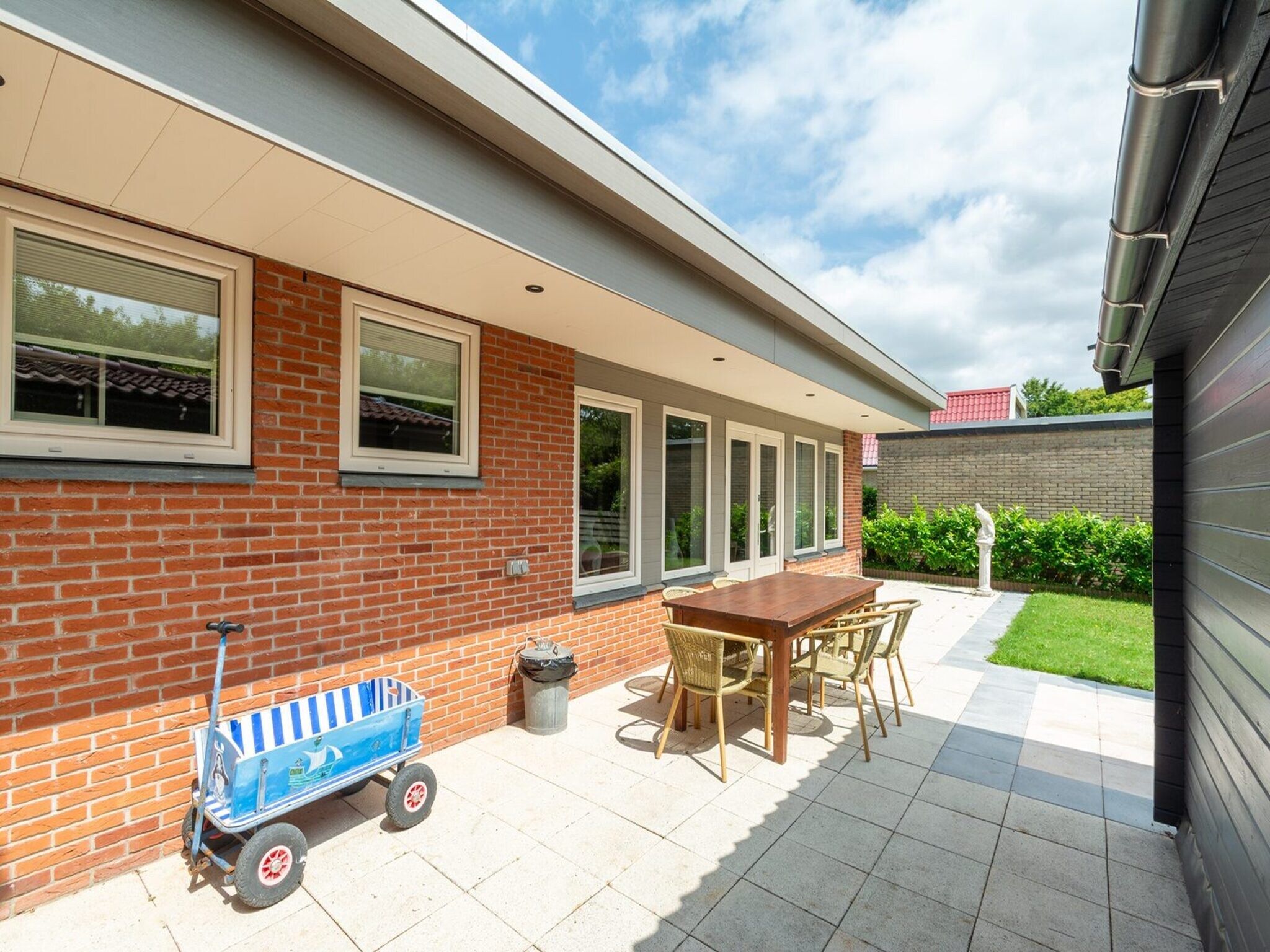 Het terras van Garnekuul 13 in Callantsoog