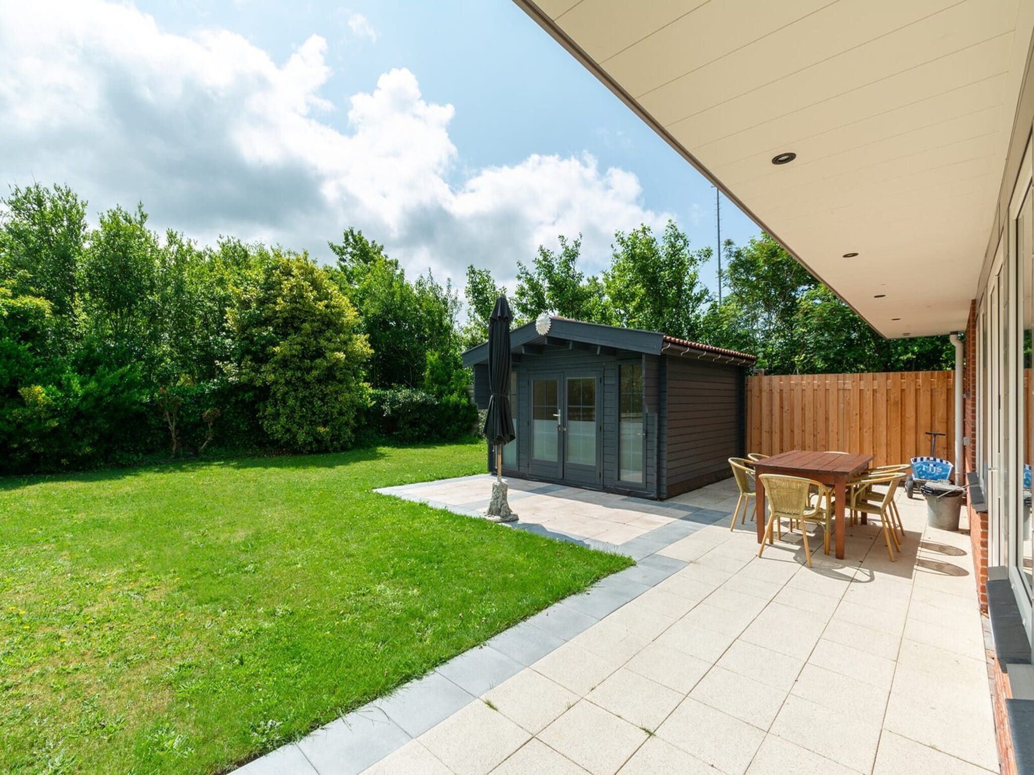 Het terras van Garnekuul 13 in Callantsoog