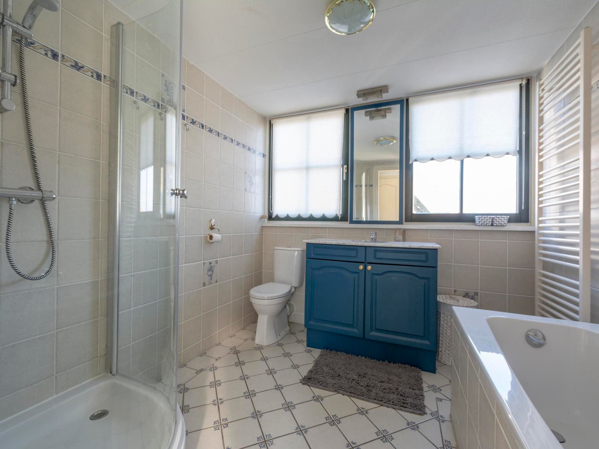 De badkamer van De Buitenplaats 37 in Callantsoog