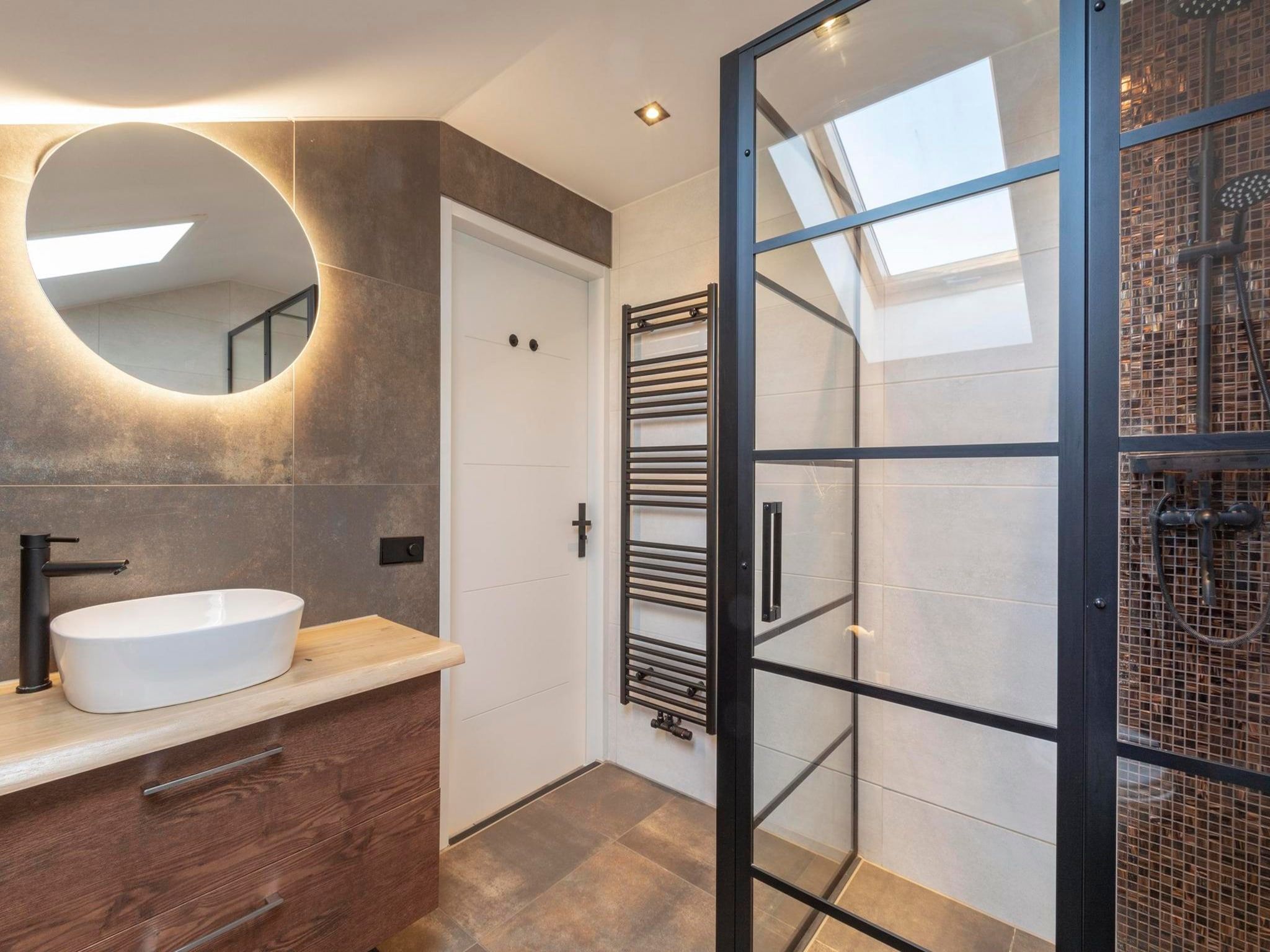 De badkamer van Luxe Villa Keizerskroon - Keizerkroon 63 in Julianadorp aan Zee